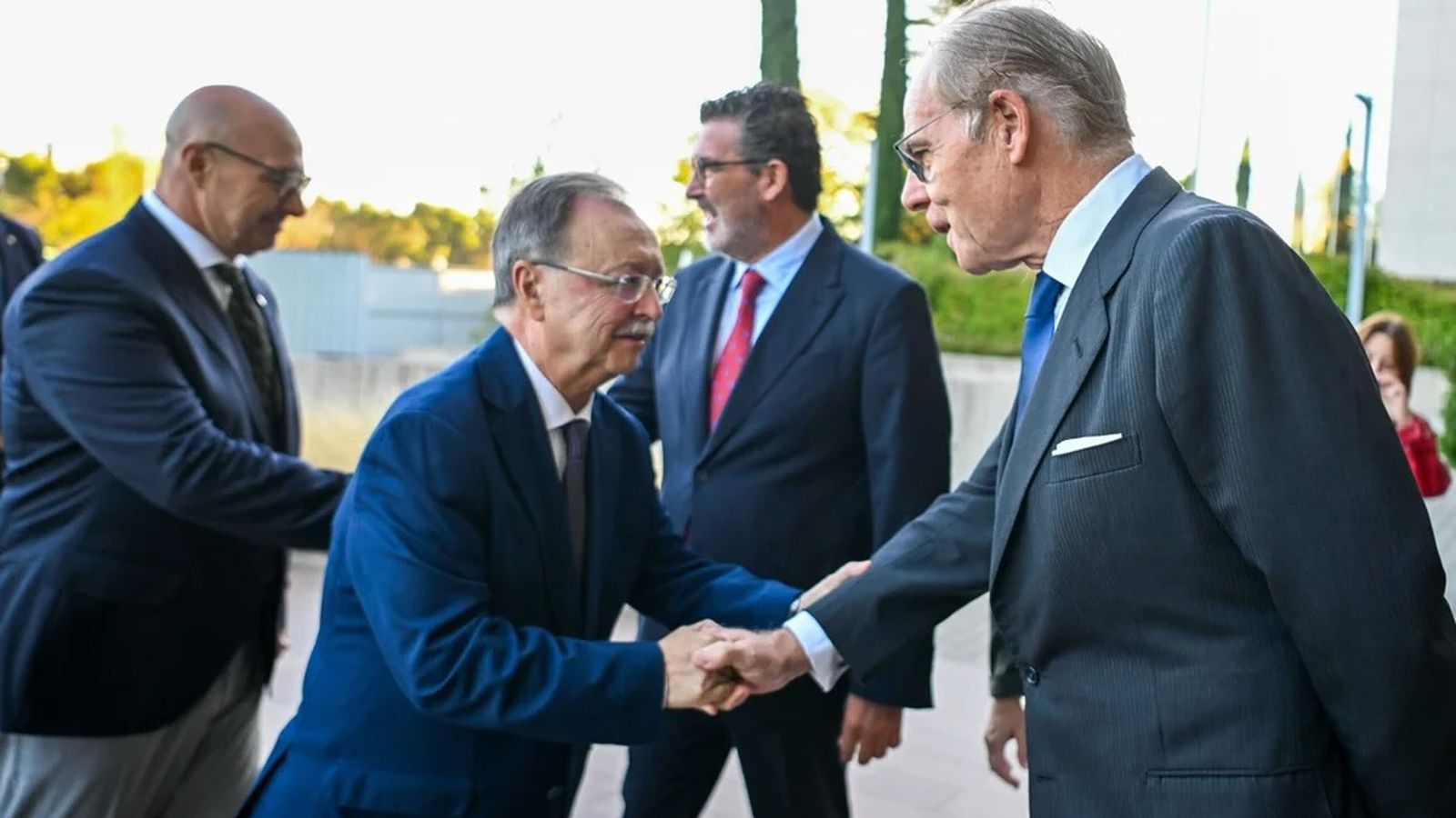 Vivas, presidente de Ceuta, saludando al presidente de Vocento, Ignacio Eyriès; Julián Quirós, director de ABC, estrechando la mano también de Nicola Cecchi Bisoni, consejero de Comercio, Turismo, Empleo y Deporte de Ceuta