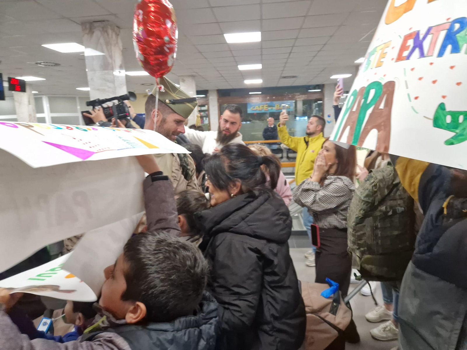 FOTOGALERÍA | De Irak a los brazos de su gente: fotogalería del regreso de la COMGECEU