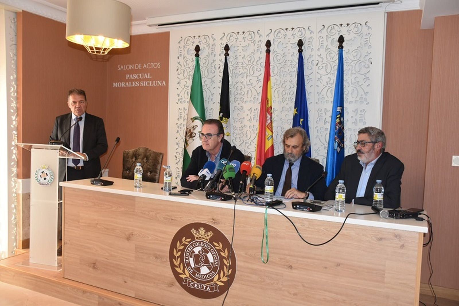 El presidente del Sindicato Médico de Ceuta, Enrique Roviralta, el secretario general de la CESM, Víctor Pedrera, el presidente de la CESM, Miguel Lázaro y el secretario general del SMC, Abdelghani El Amrani. / FOTO NICOL´S