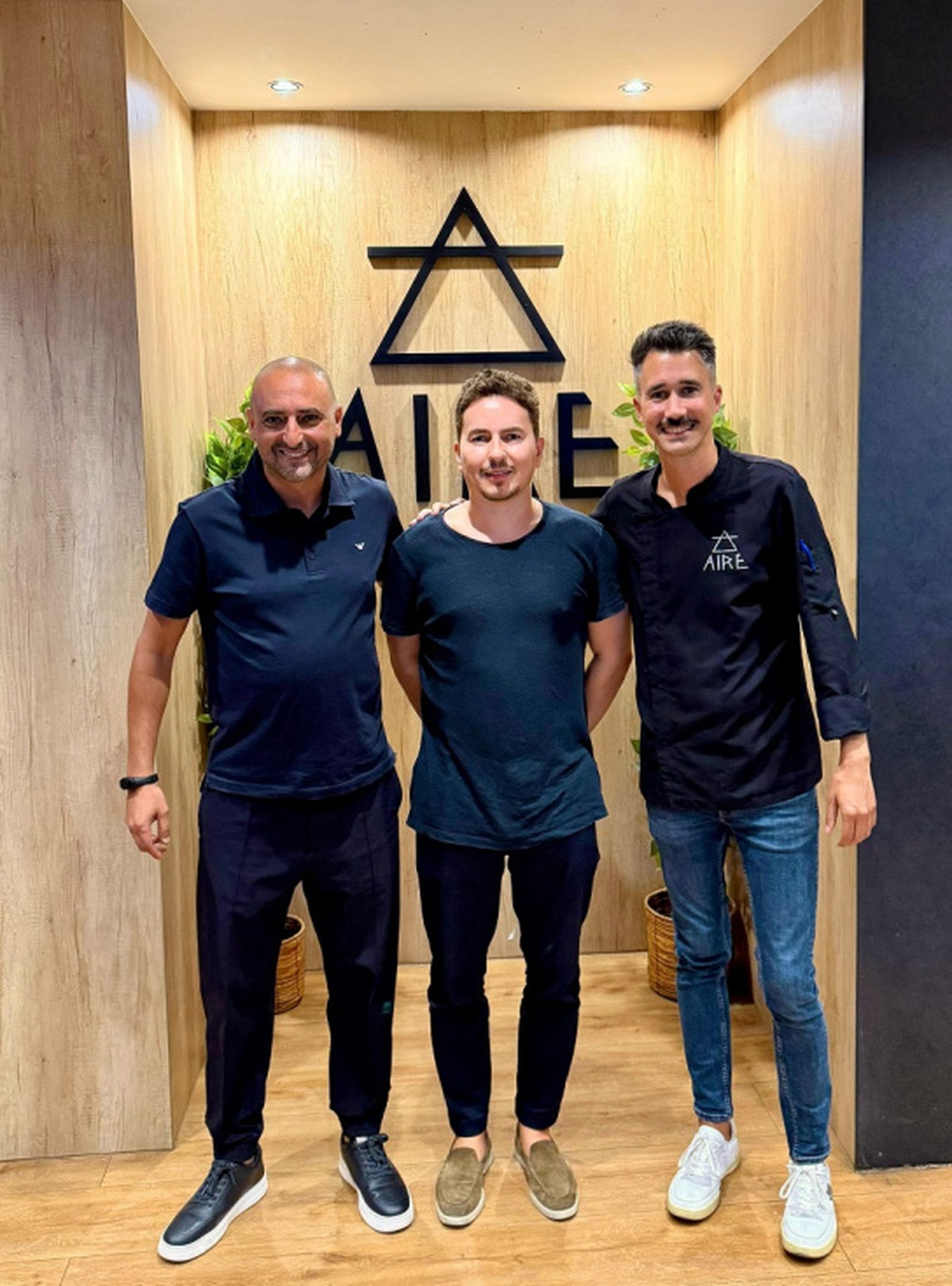 Jorge Lorenzo junto a Luhay Hamido, presidente de la AD Ceuta FC, y José Muñoz, propietario de 'Aire Gastrobar'. FOTO EL PUEBLO