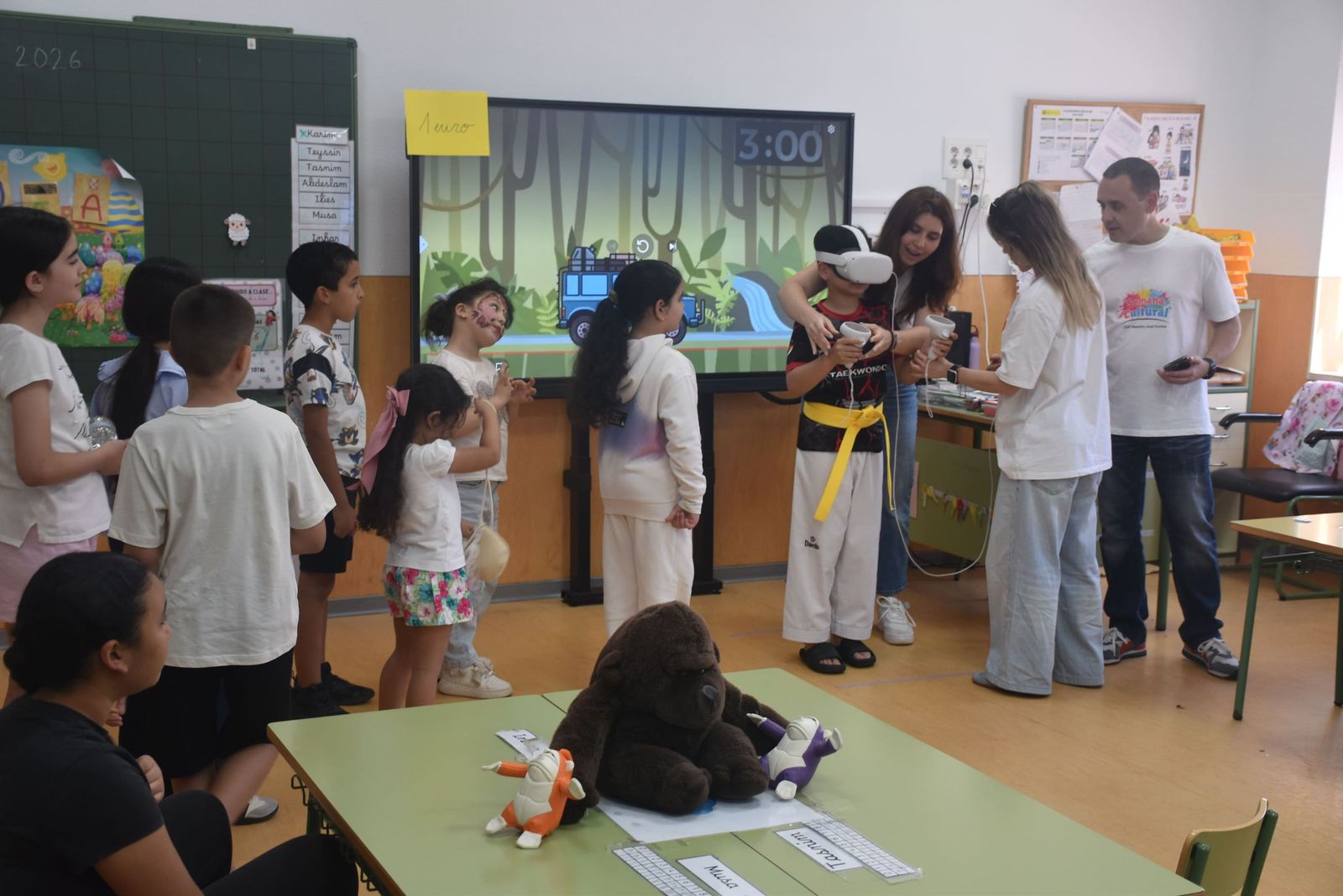 Simpática y colorida selva para poner fin a la Semana Cultural del 'José Acosta'