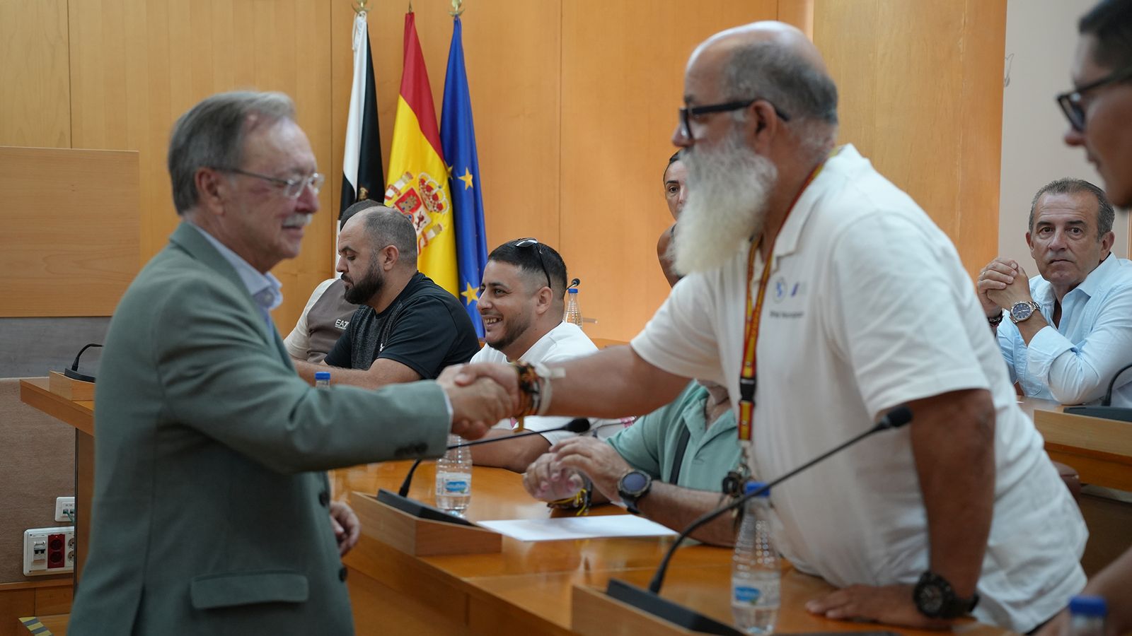 El presidente saluda a uno de los represenantes de las asociaciones vecinales