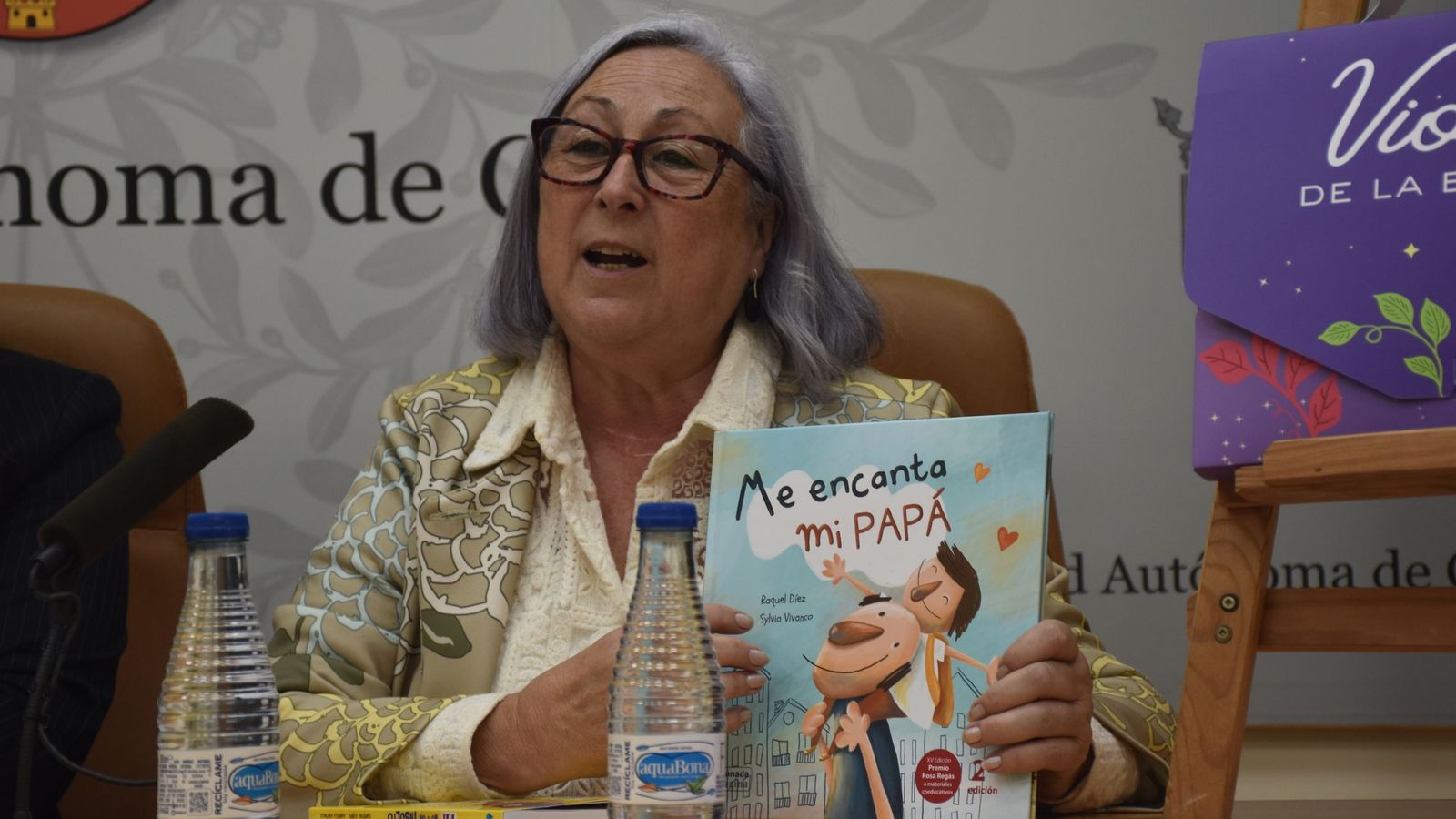 La experta en Igualdad Marisa Rebolledo posa con uno de los libros del proyecto 'El rincón violeta de la biblioteca'