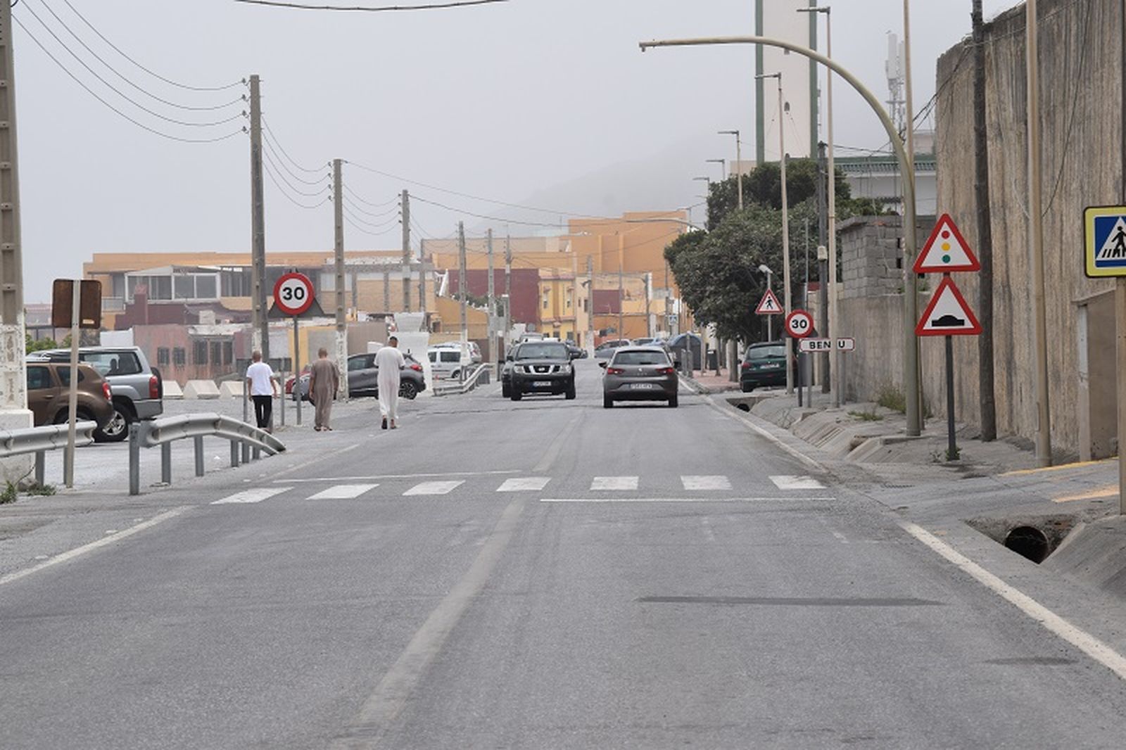 La carretera principal de la pedanía ceutí de Benzú. / FOTO NICOL'S