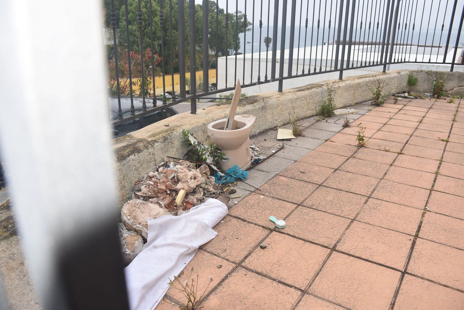Los vecinos de Miramar Alto denuncian el abandono de una vaguada llena de basura y ratas