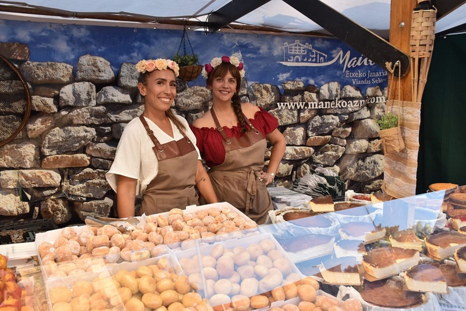 Natalia González -a la derecha-, del puesto de repostería vasca. / FOTO NICOL´S