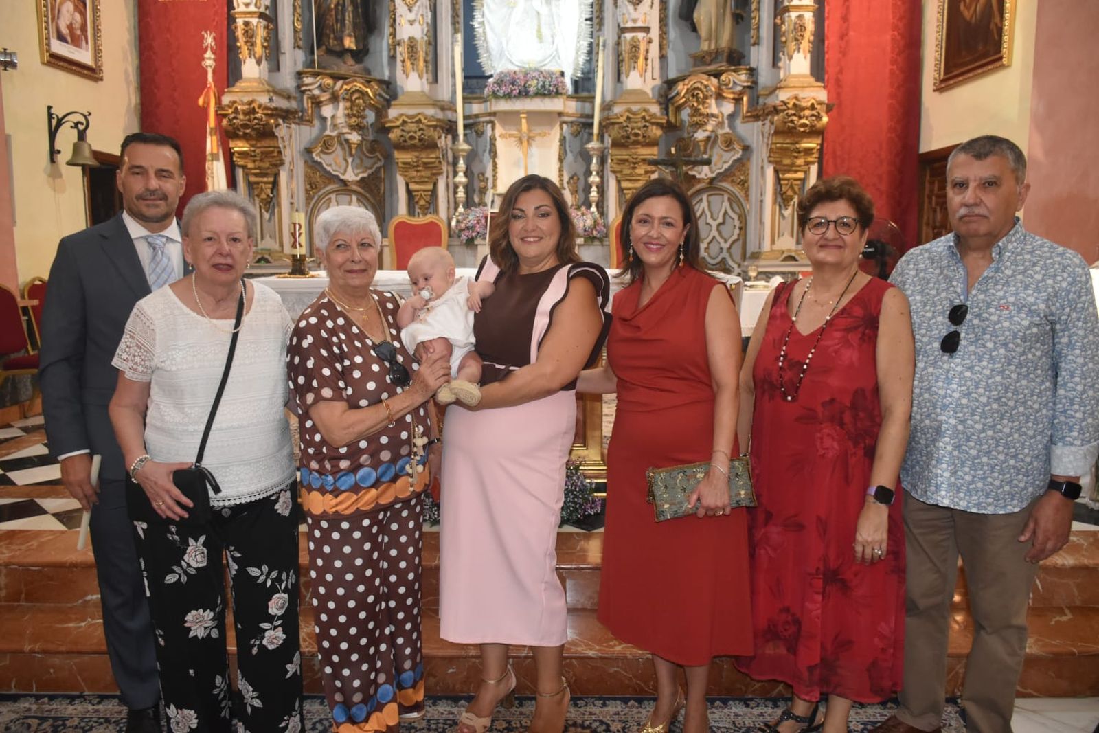 Lucía protagoniza una inolvidable jornada familiar con motivo de su bautizo en Los Remedios