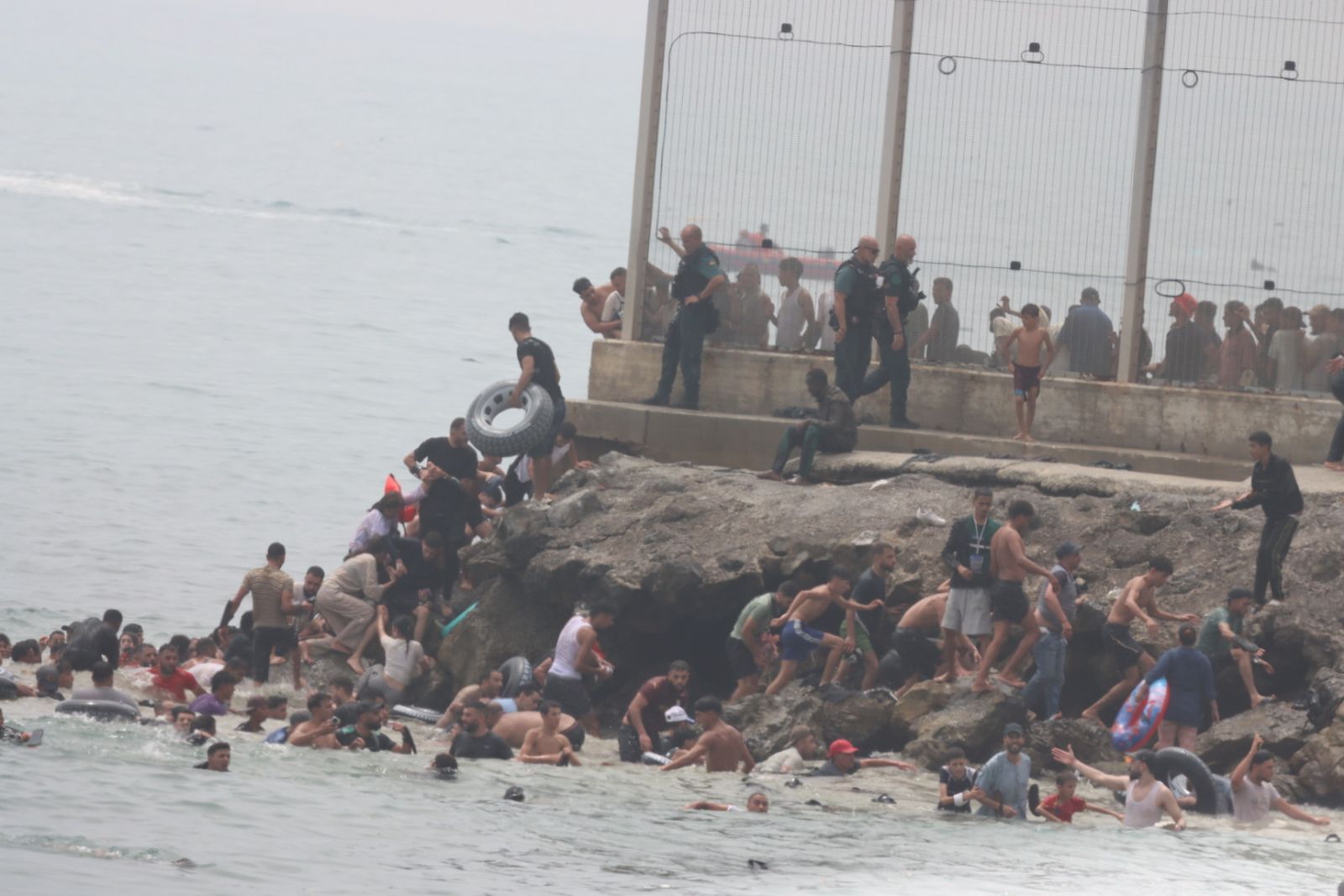 Espigón de El Tarajal, el día de la invasión