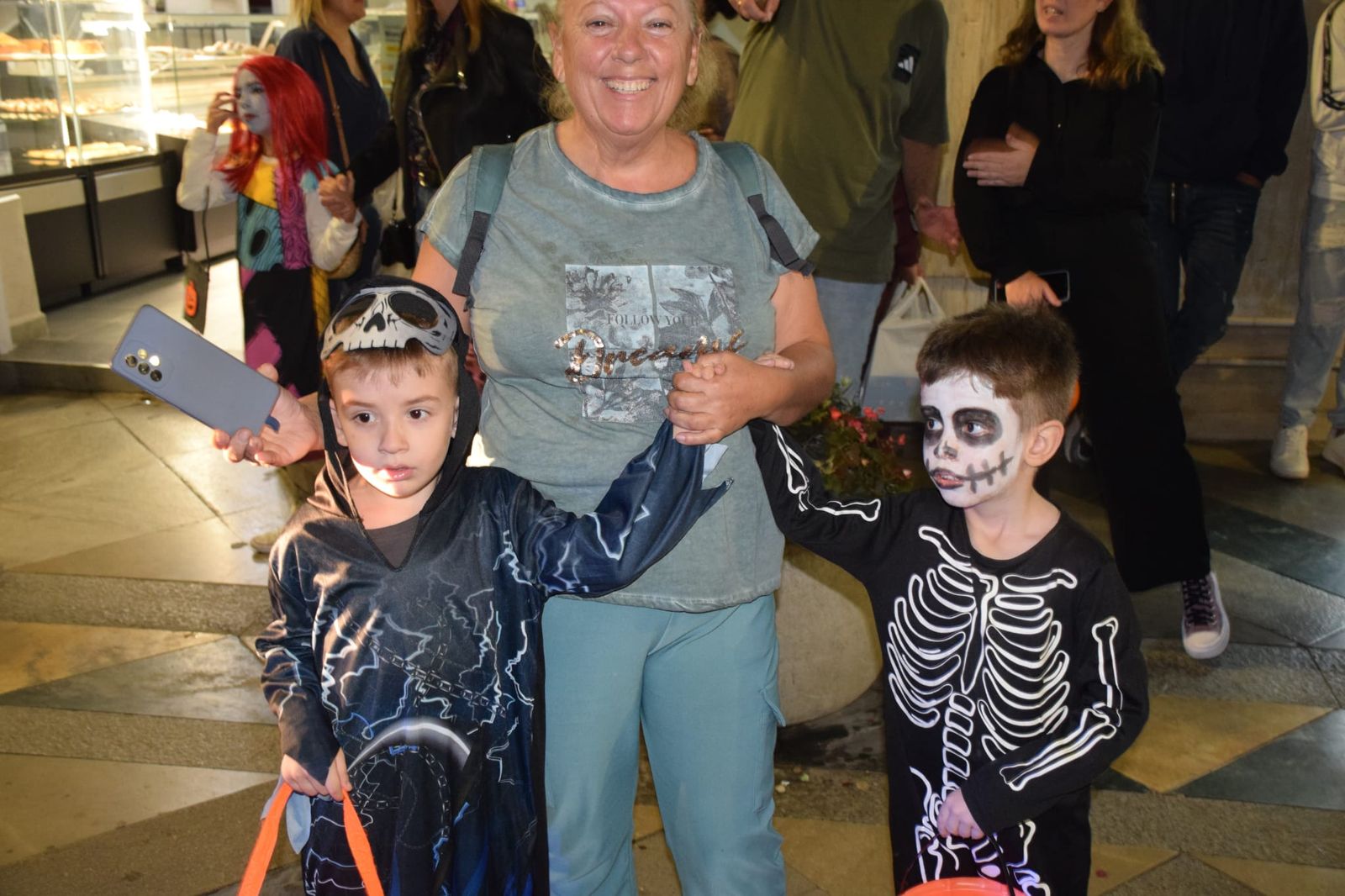 Ceuta se llena de huesos y risas en un Halloween de miedo Ceuta se llena de huesos y risas en un Halloween de risas