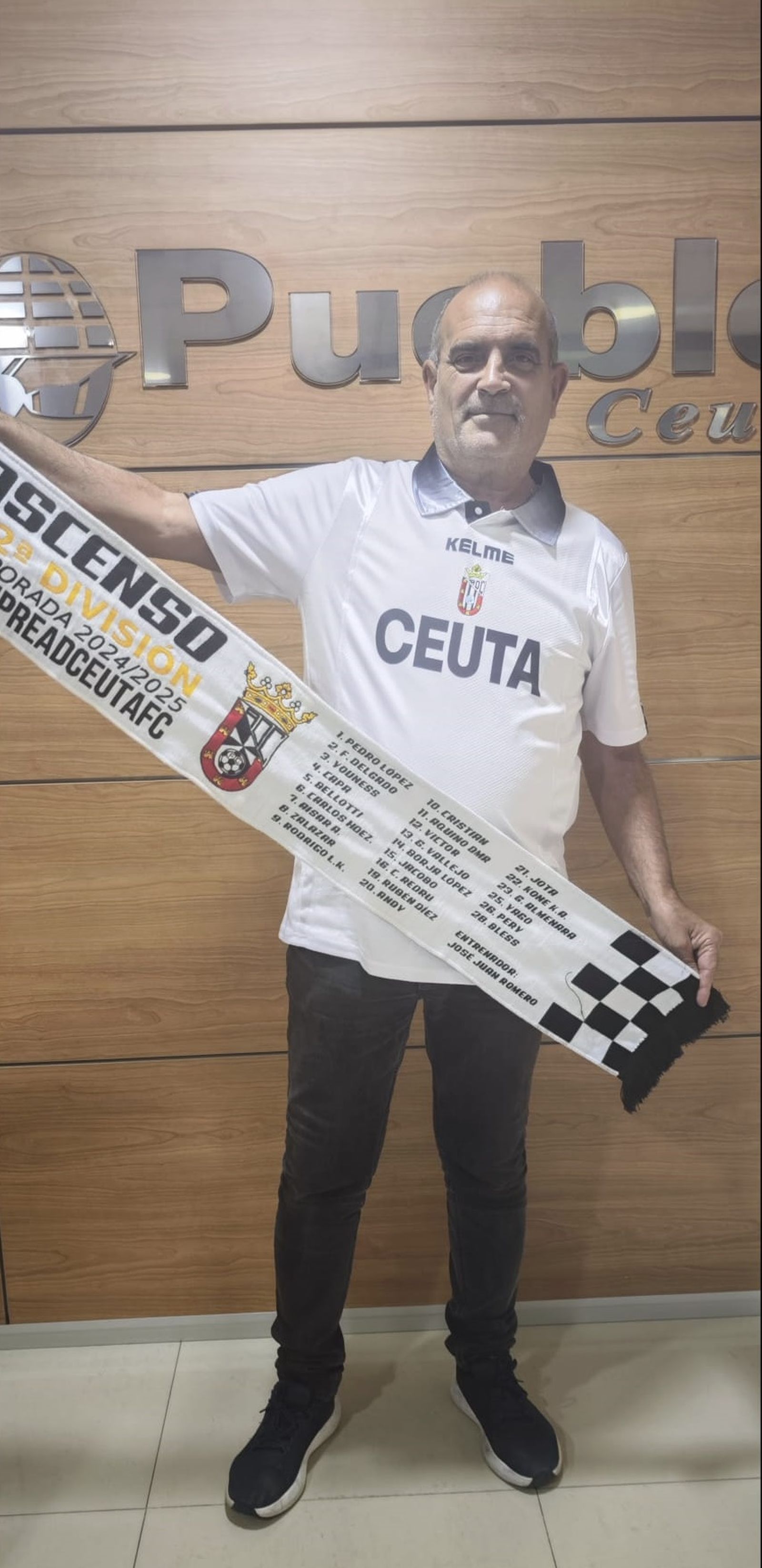 Germán Martín Canosa encarna el espíritu del Jugador nº12 del Ceuta, acompañando al equipo desde su infancia con una pasión inquebrantable.