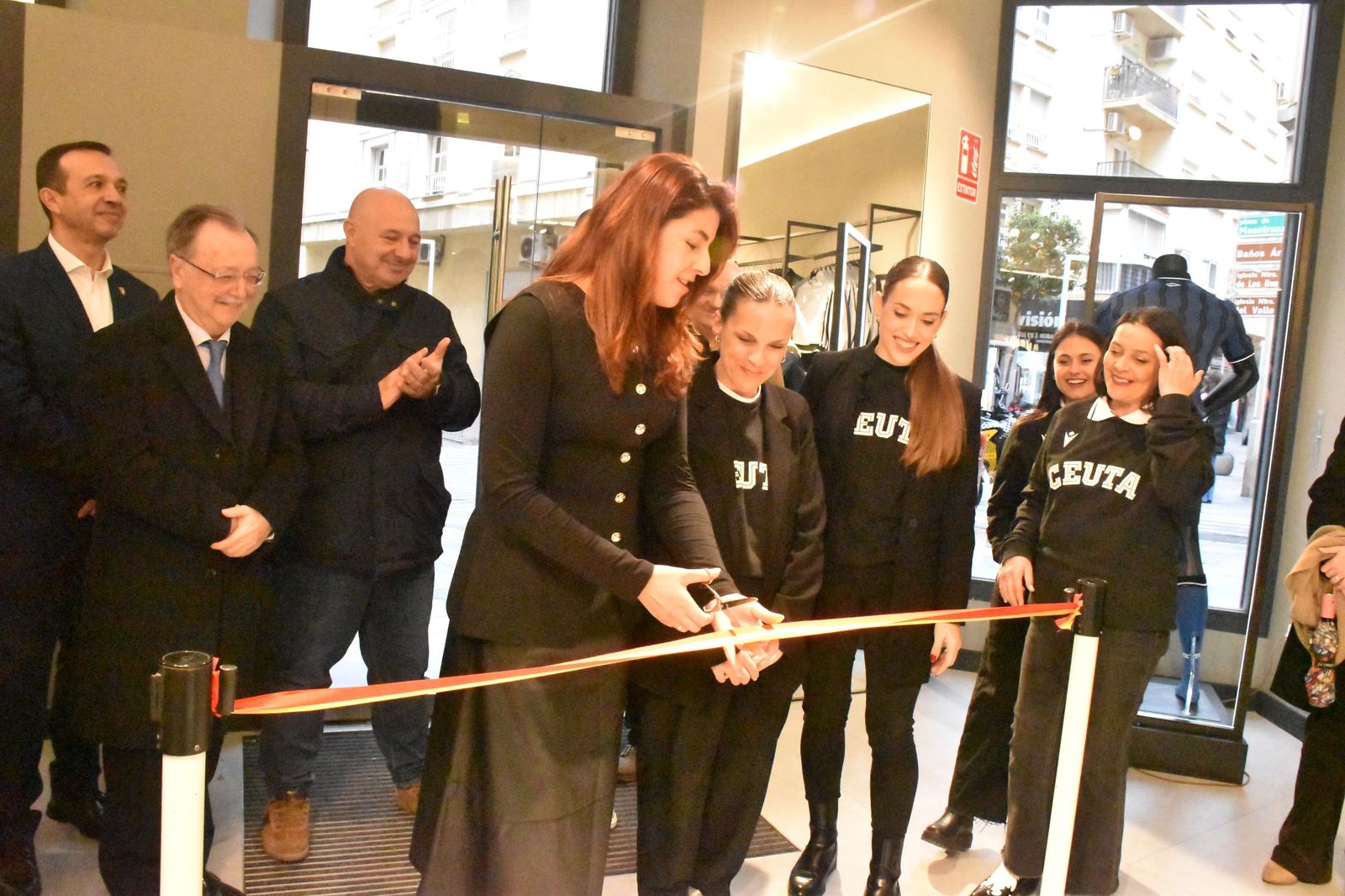 La AD Ceuta inaugura su nueva tienda con la presencia de Vivas y Luhay