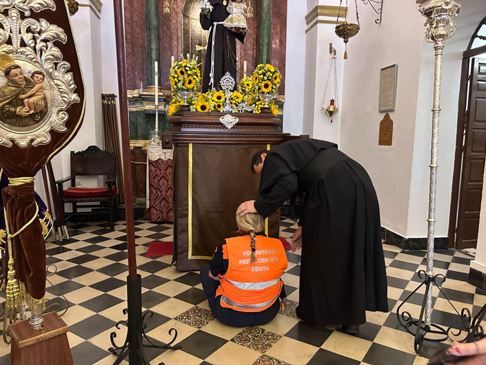 Agente de Protección Civil realizando el tradicional rito de la piedra de San Antonio. / FOTO G.S.