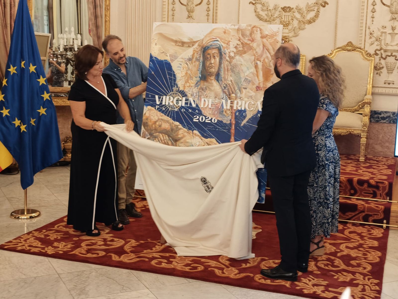 Momento del descubrimiento del cartel de la Virgen de África