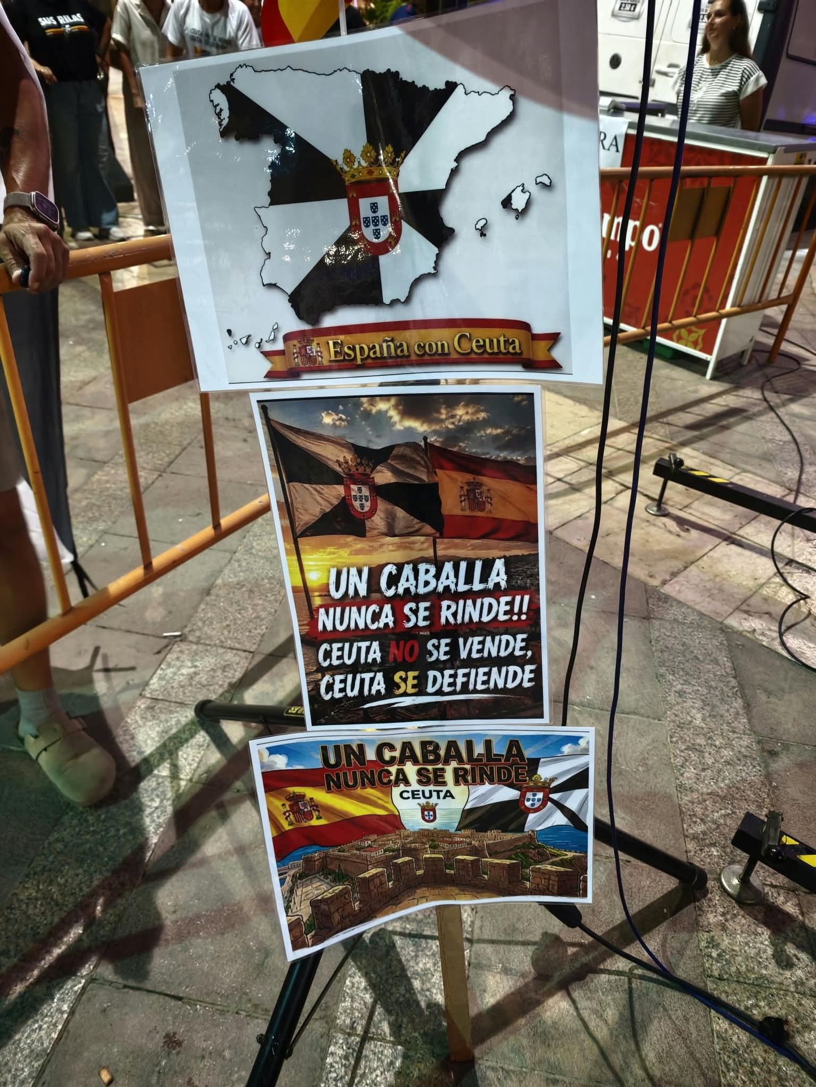 La Plaza de los Reyes se convierte en un gran salón para arropar a Vivas