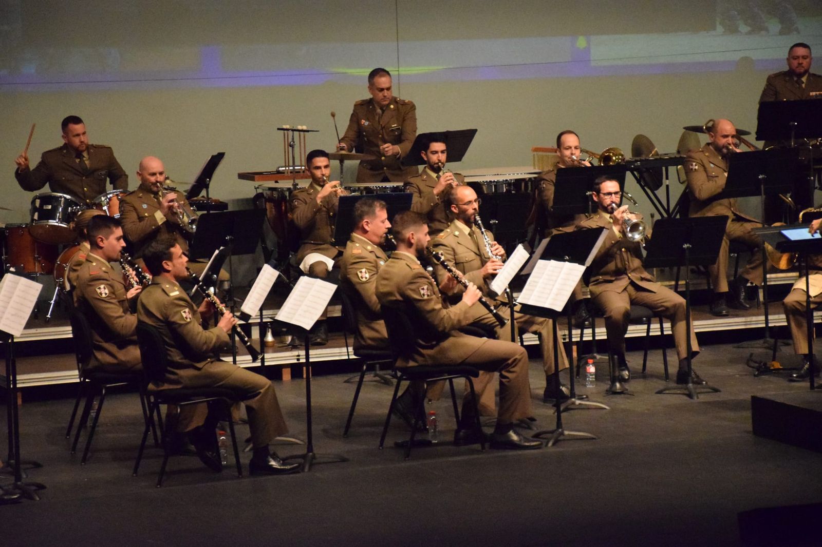 El Revellín vibra con la Banda de Música de la Comandancia