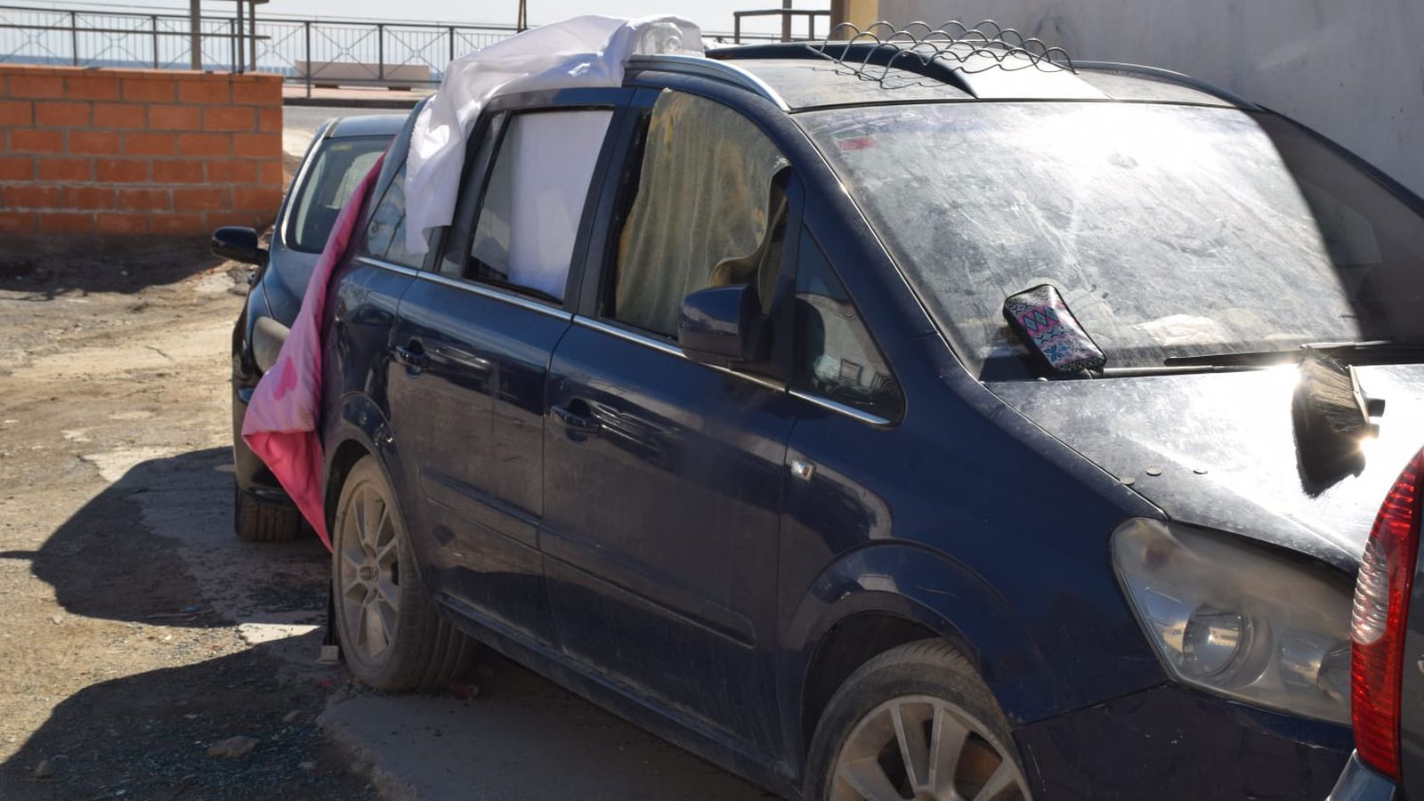 El coche abandonado donde vive un individuo en La Almadraba, citado en el primer párrafo del texto.