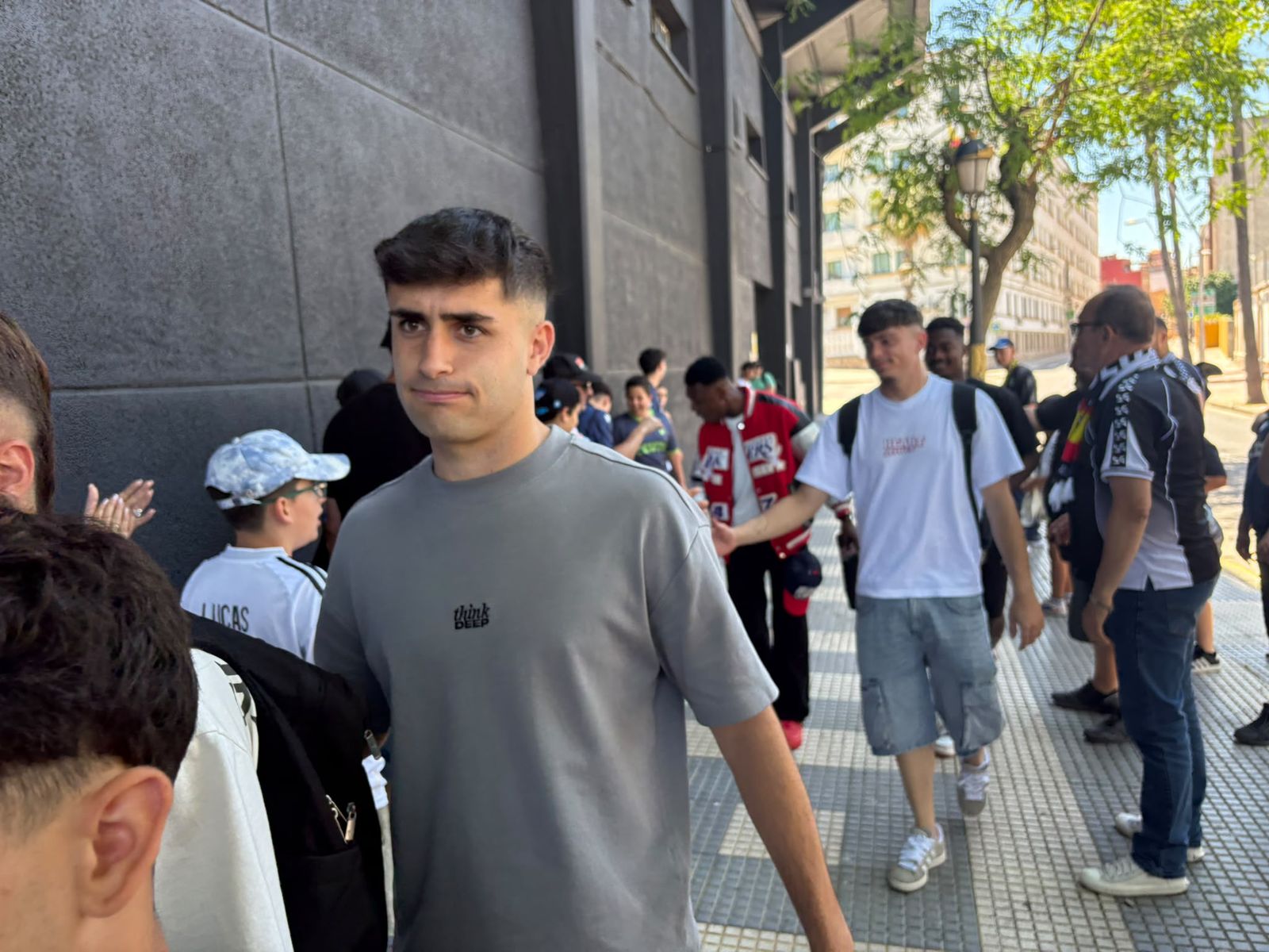 Aficionados ceutíes recibiendo a la AD Ceuta