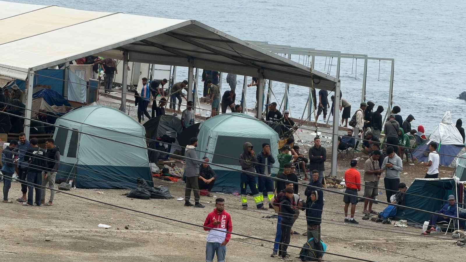 Los migrantes que huyeron del Trampolín, este martes en el Guano, donde creen que la Policía no se los llevará a filiarlos