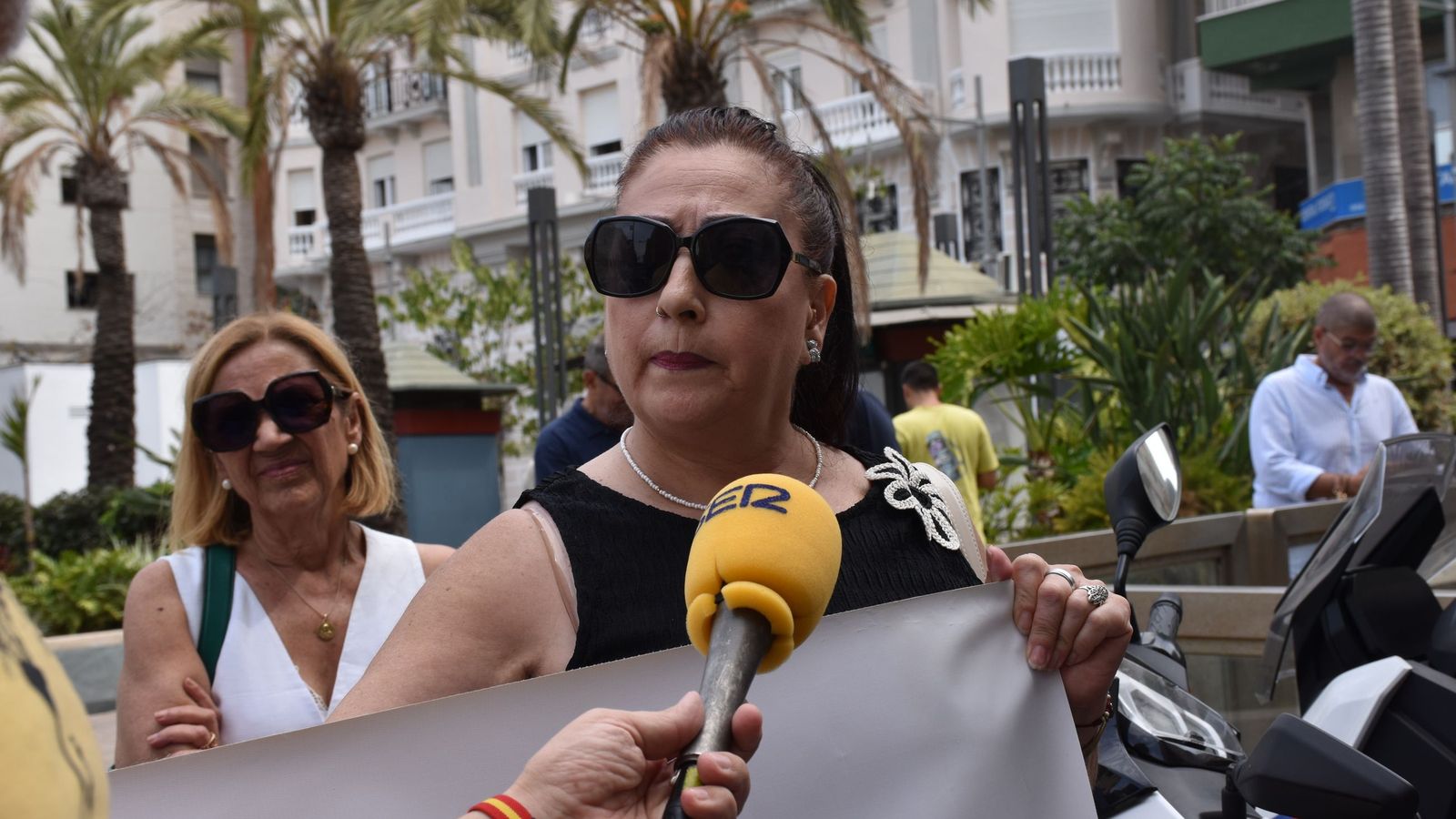 La ciudadana y miembro de 'Todos por una sanidad digna', Juana María Miranda, en declaraciones a la prensa a la espera de la llegada de la ministra