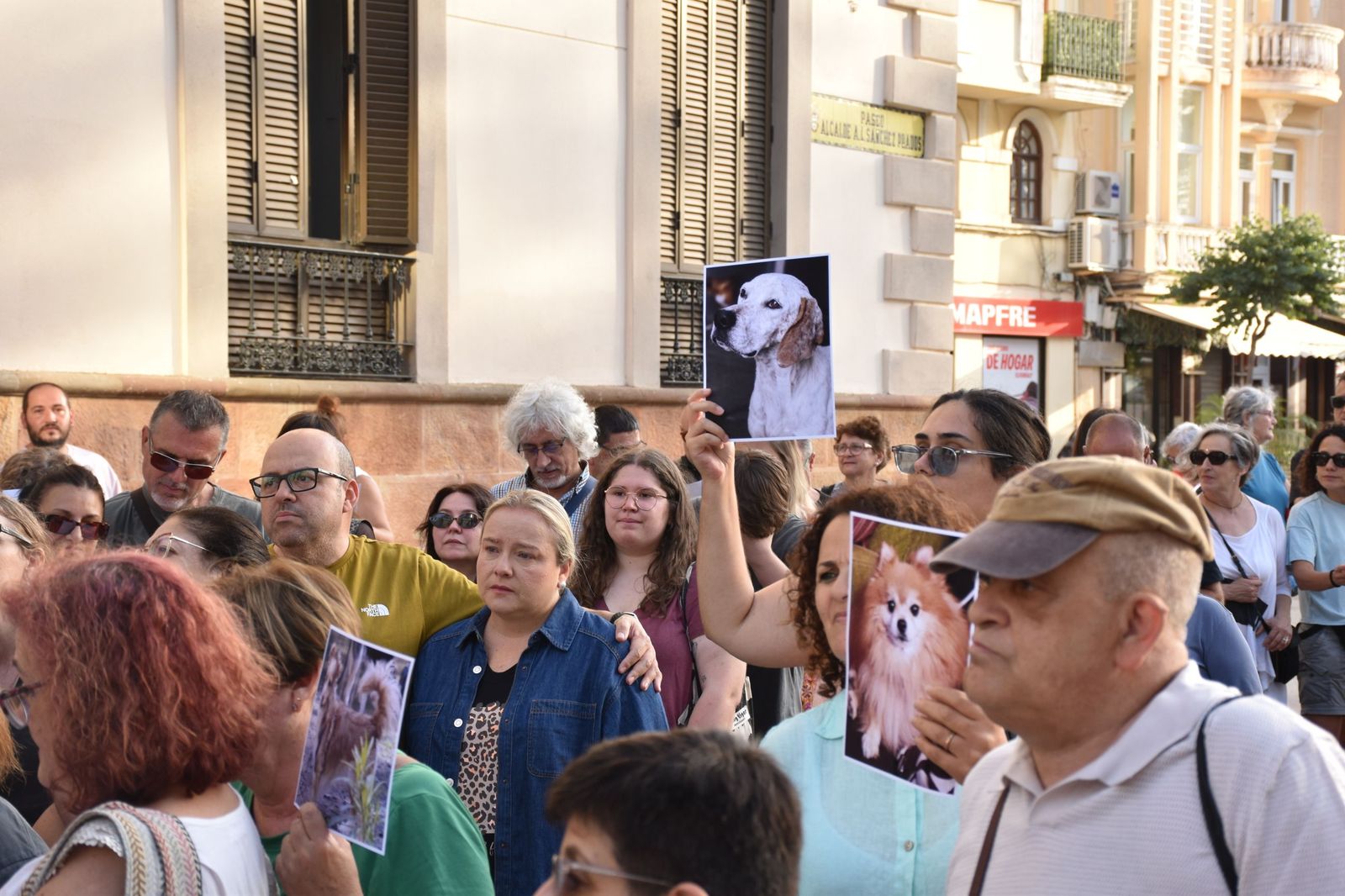 Los manifestantes por los derechos de los animales alzan imágenes de sus mascotas