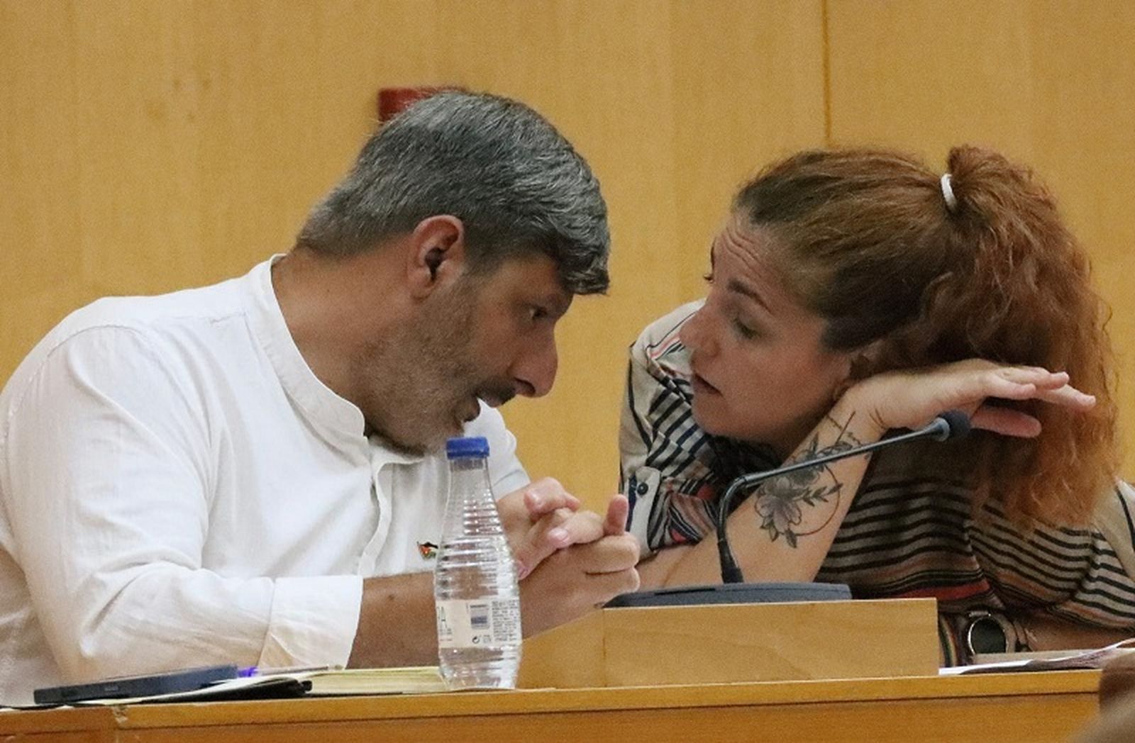 Mohamed Mustafa y Julia Ferreras en el Pleno. / FOTO REDUAN