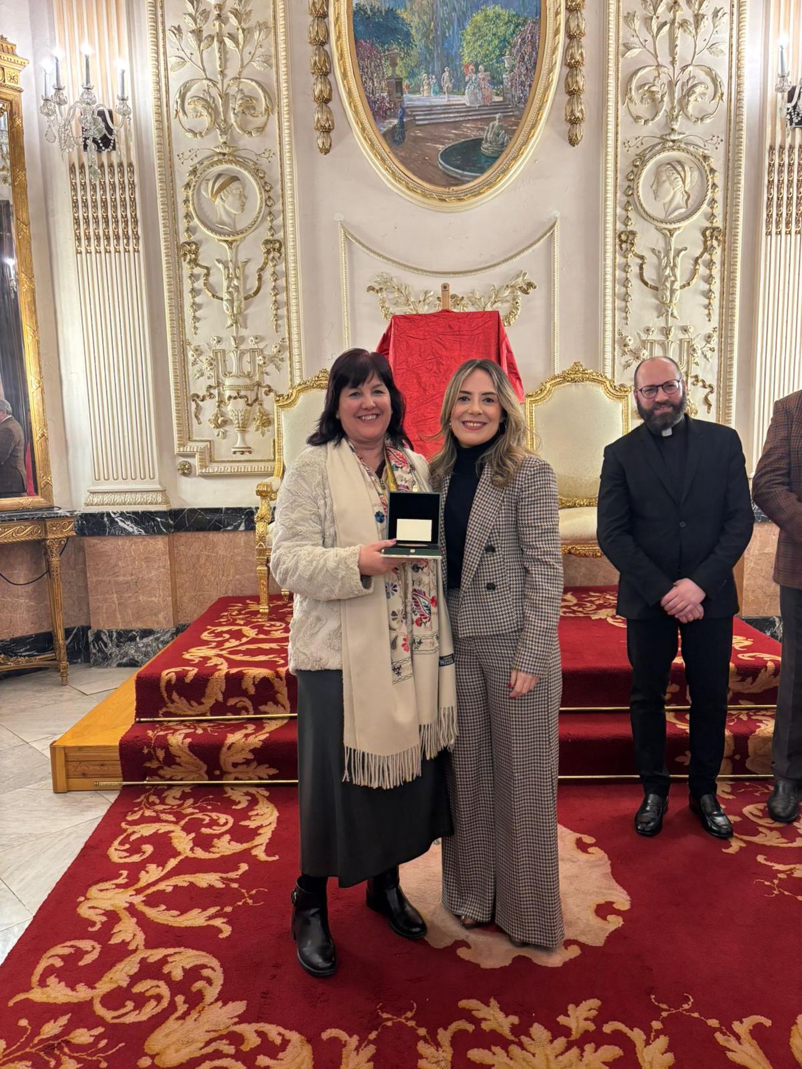 La consejera de Educación y Cultura recibió a los participantes en el Salón del Trono del Palacio Autonómico, donde les dio la bienvenida institucional y les hizo entrega de un Ceitil
