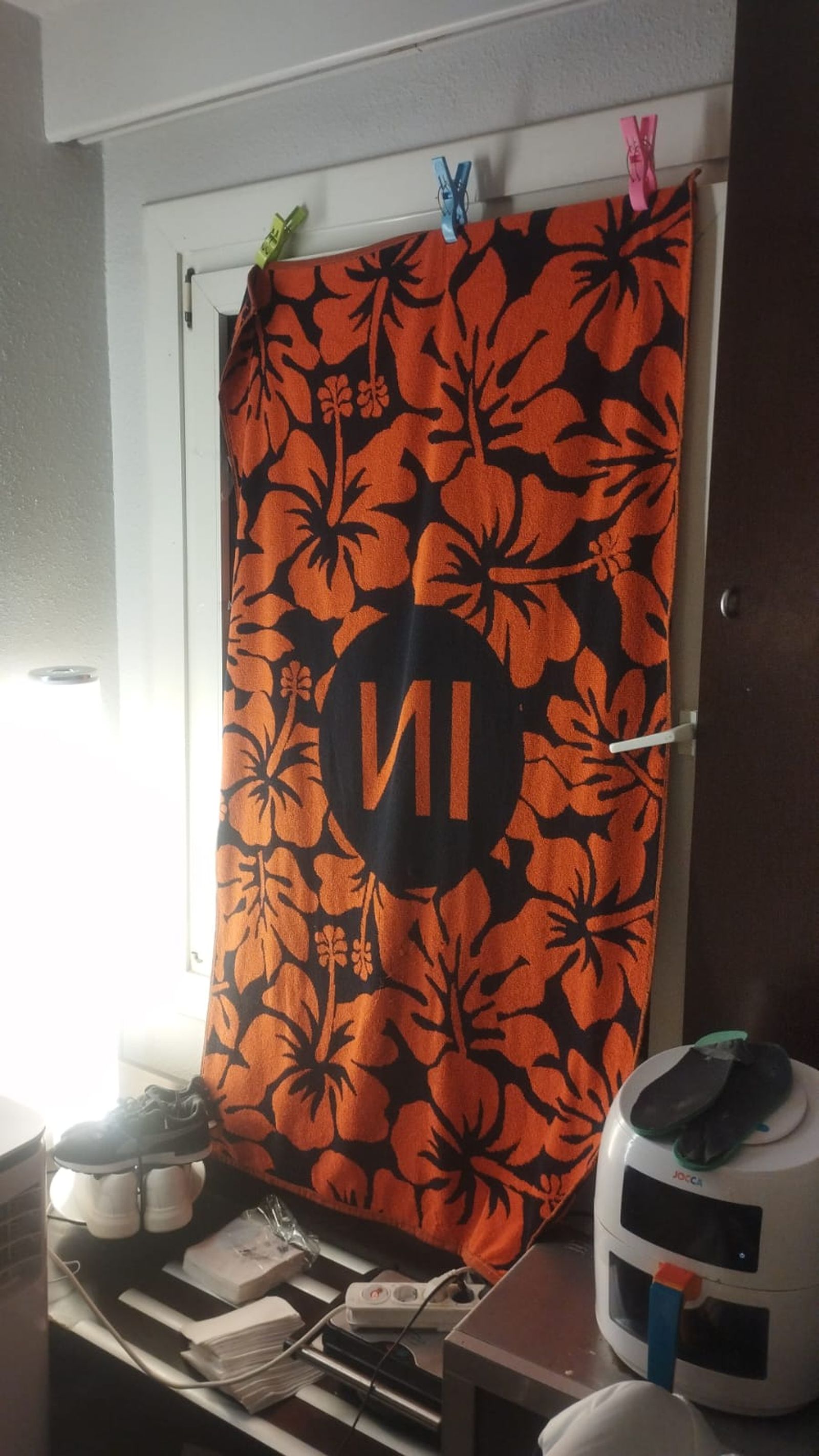 Juan José González tuvo que colocar una toalla en su ventana por la falta de cortinas