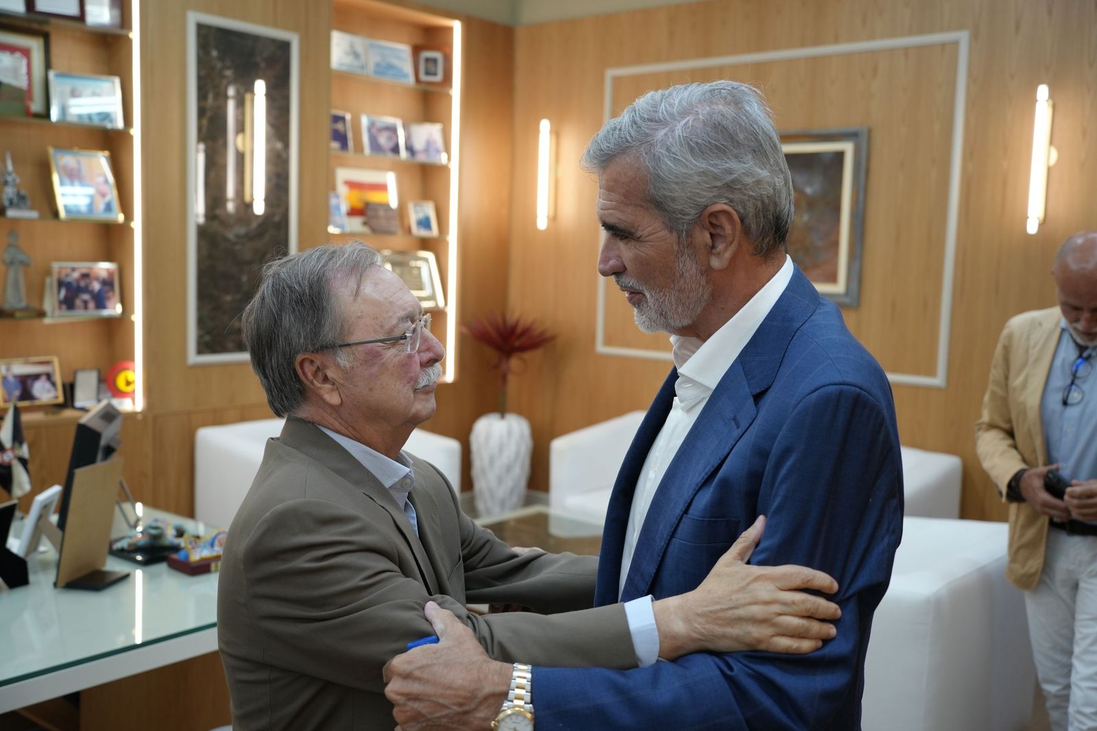 Vivas y Utor se saludan antes del inicio del encuentro