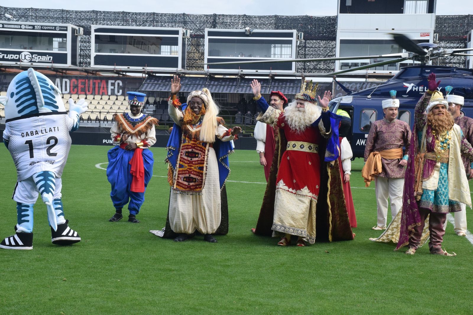 Los Reyes Magos aterrizan en el Alfonso Murube horas antes de la cabalgata