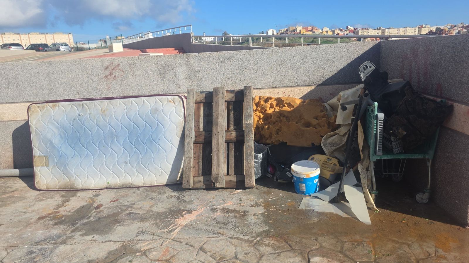 Mobiliario abandonado en Loma Colmenar.