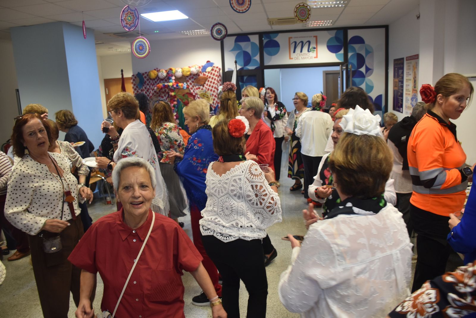 Las mujeres del Centro del Mayor celebran sus Cruces de Mayo