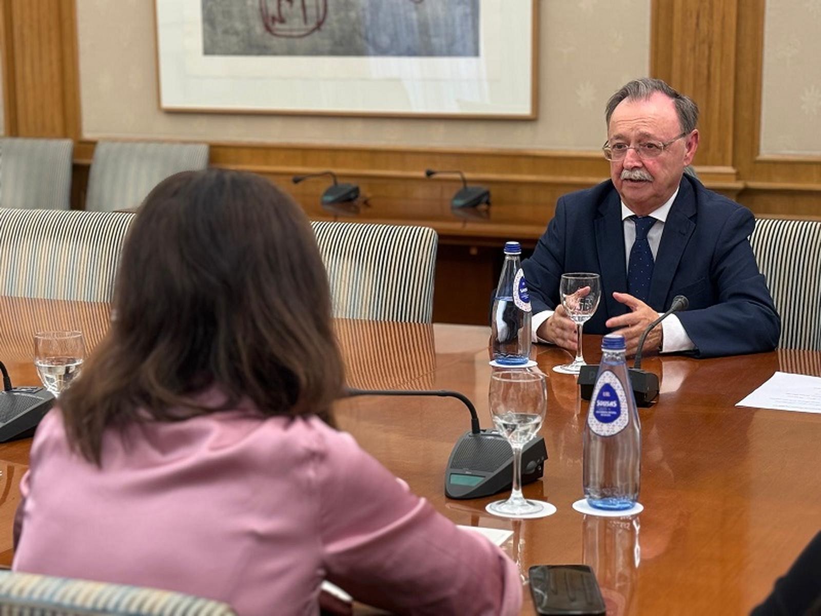El presidente Vivas durante su reunión con la ministra Sira Rego. / FOTO CEDIDA