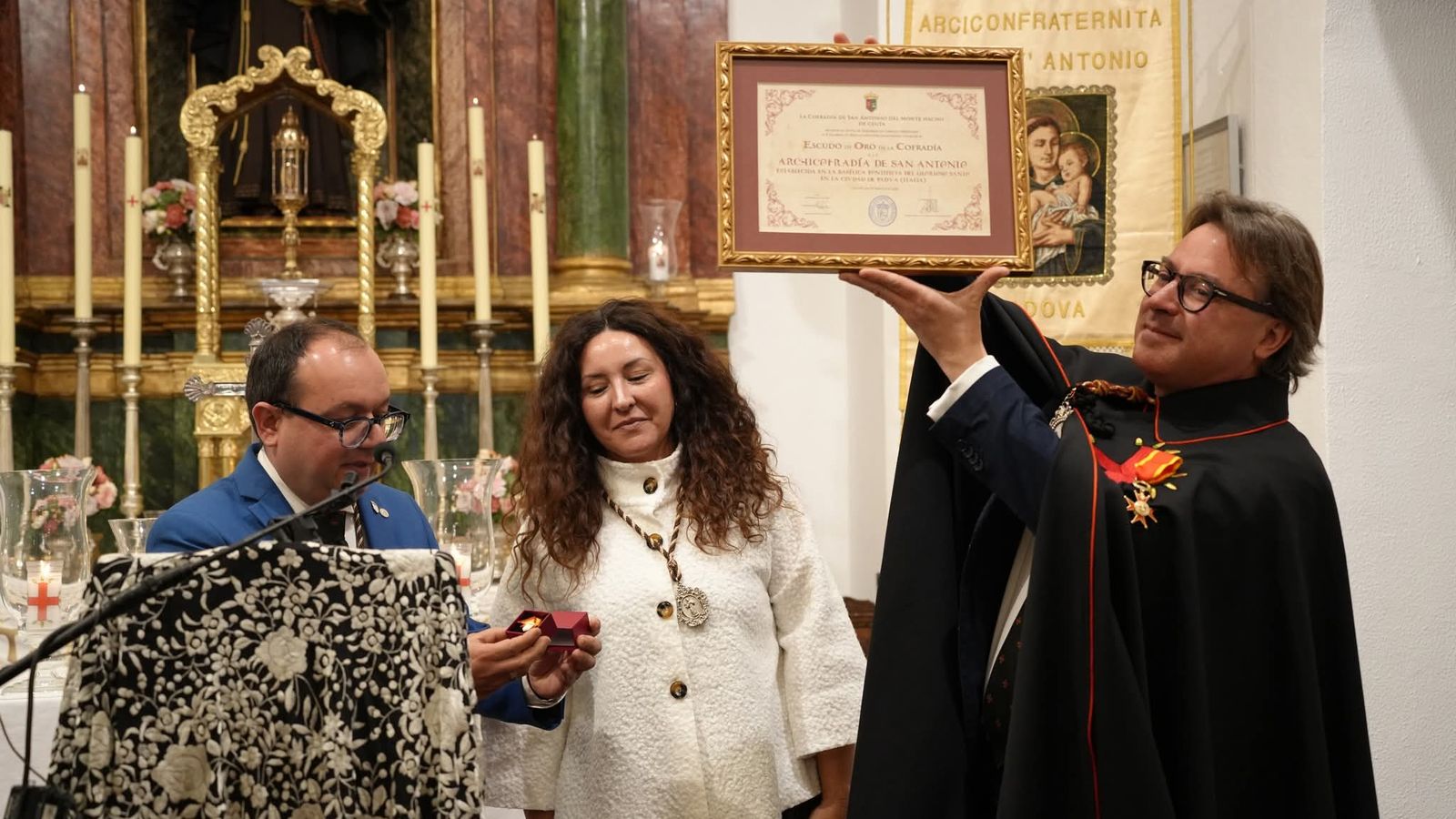 San Antonio hizo entrega del Escudo de Oro a la Archicofradía italiana