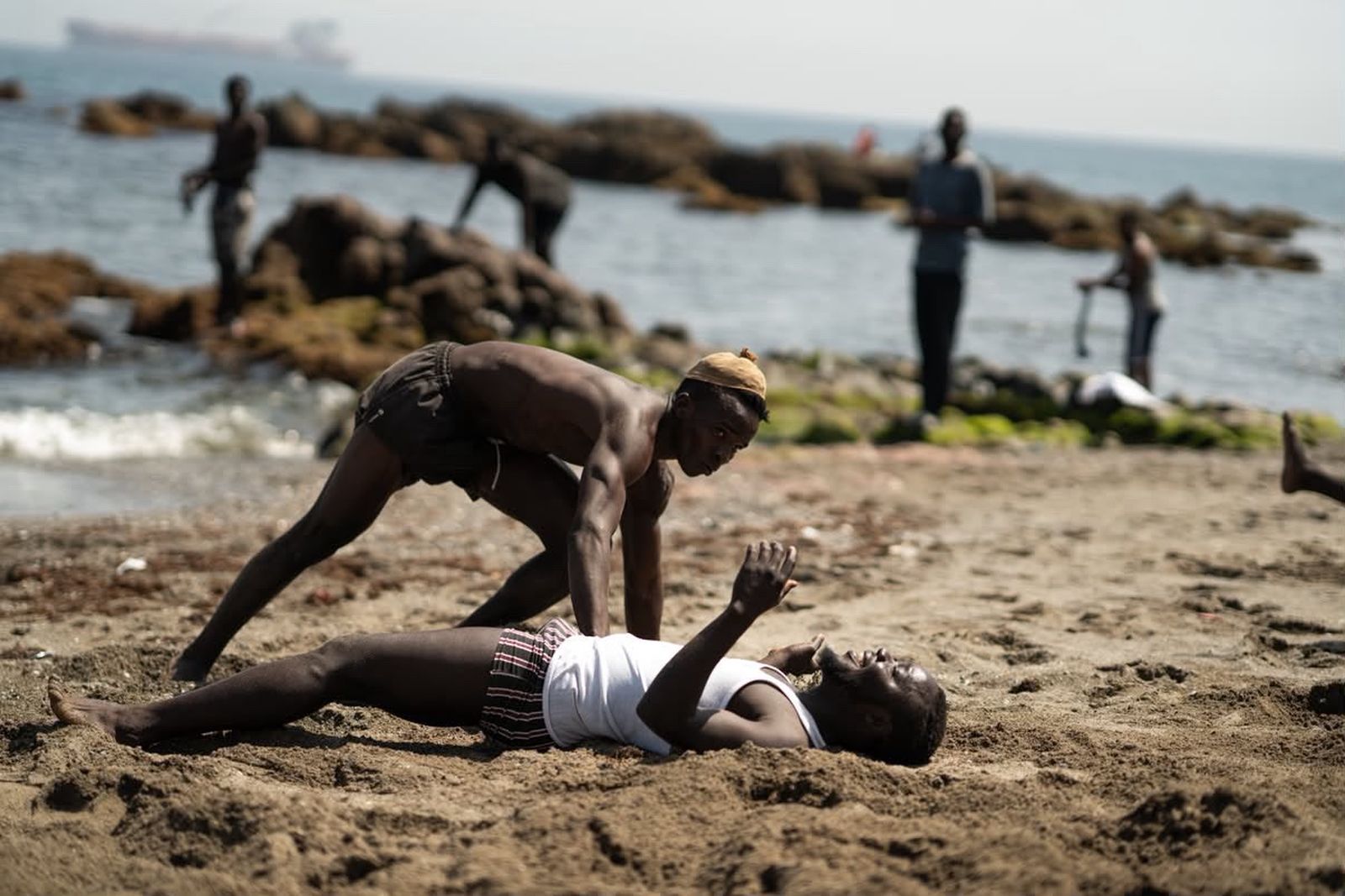 Los migrantes del Trampolín improvisan un 'ring' en la arena
