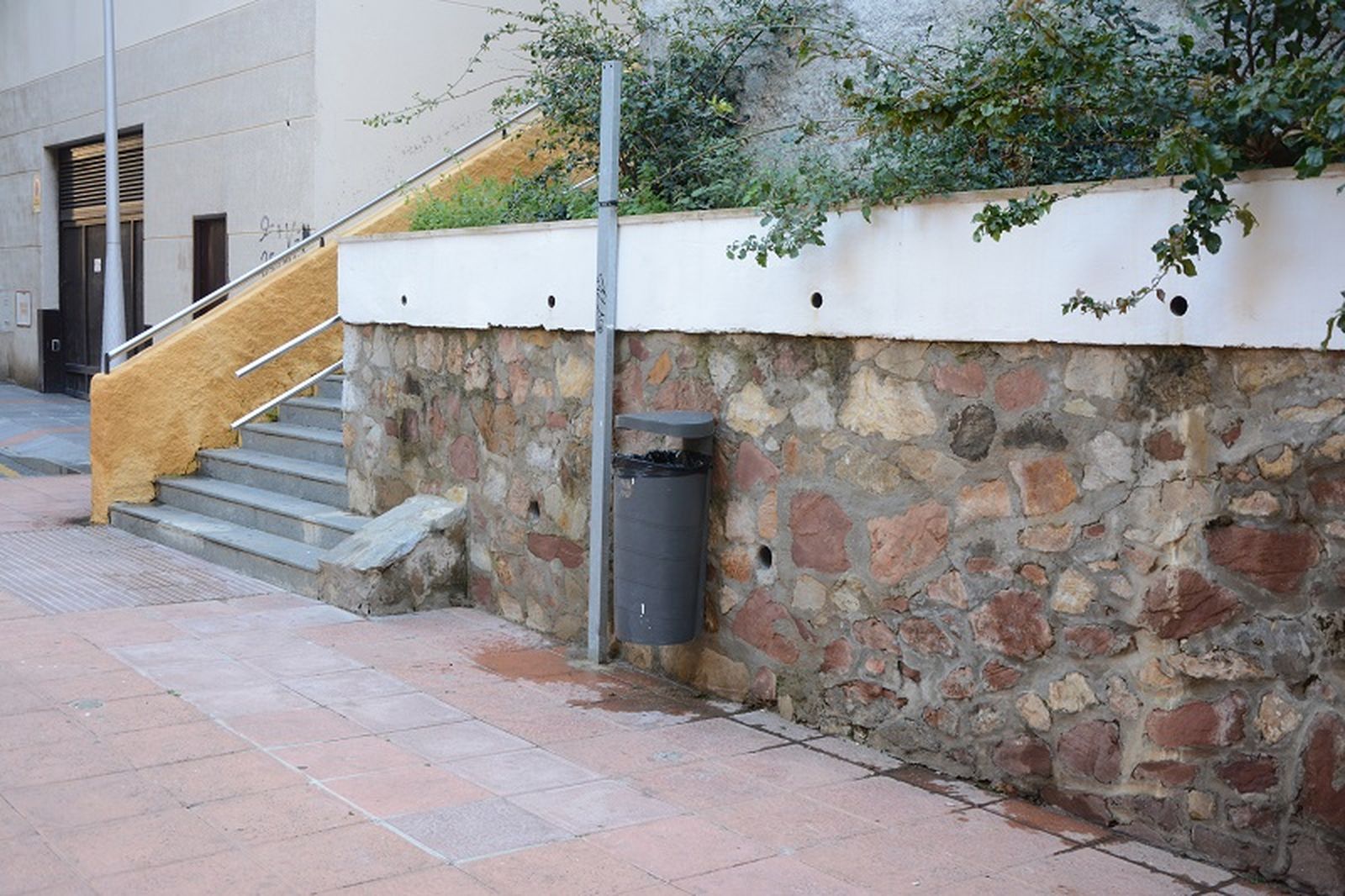 Una papelera en la zona de Alfau