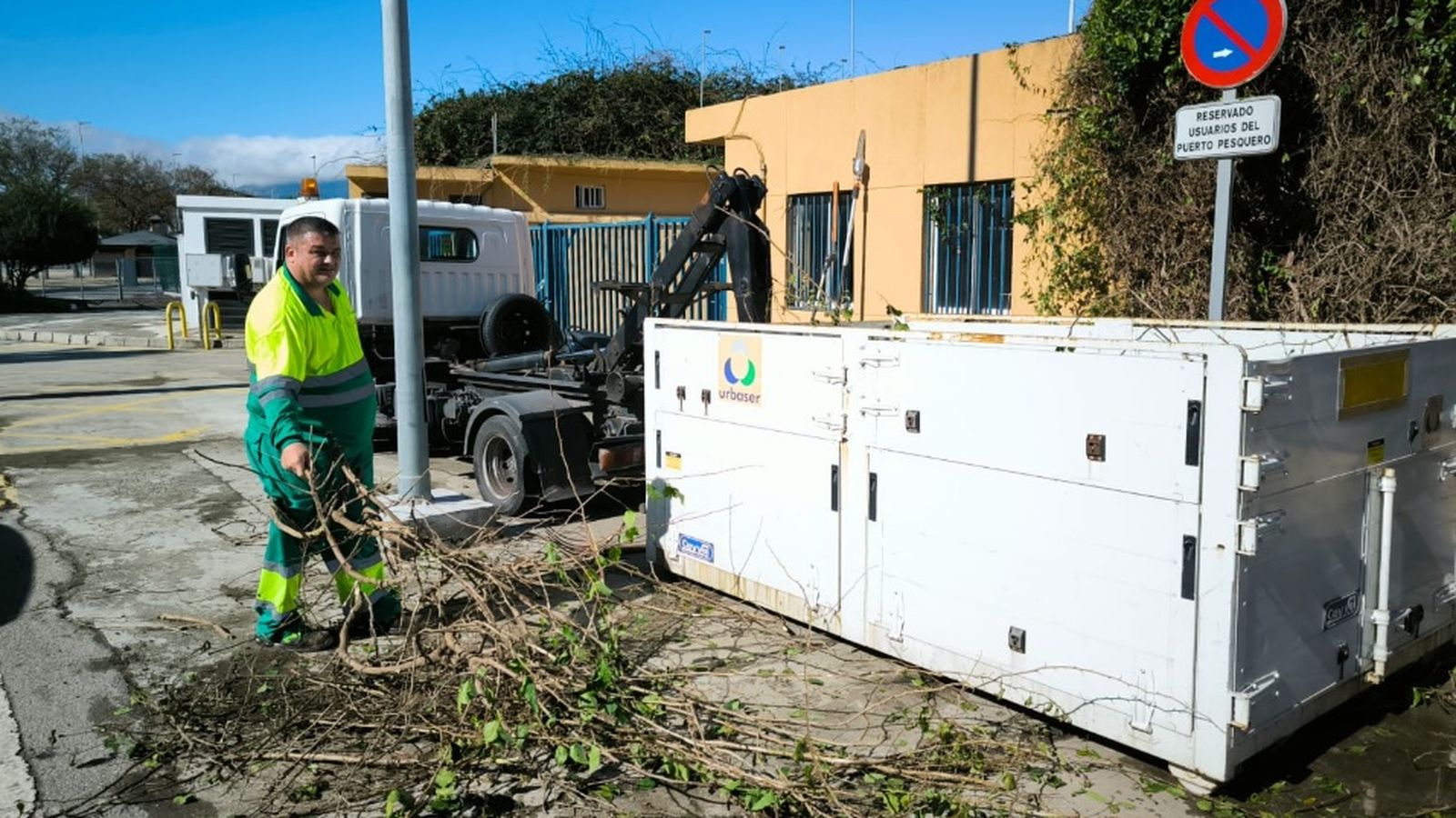 La Ciudad, a través de sus medios propios, trabaja para recuperar la normalidad tras los temporales