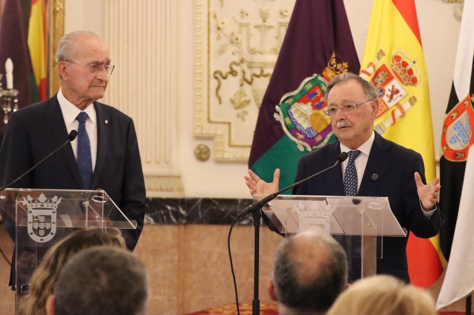 Vivas, durante su comparecencia en el Palacio de la Asamblea junto al alcalde de Málaga