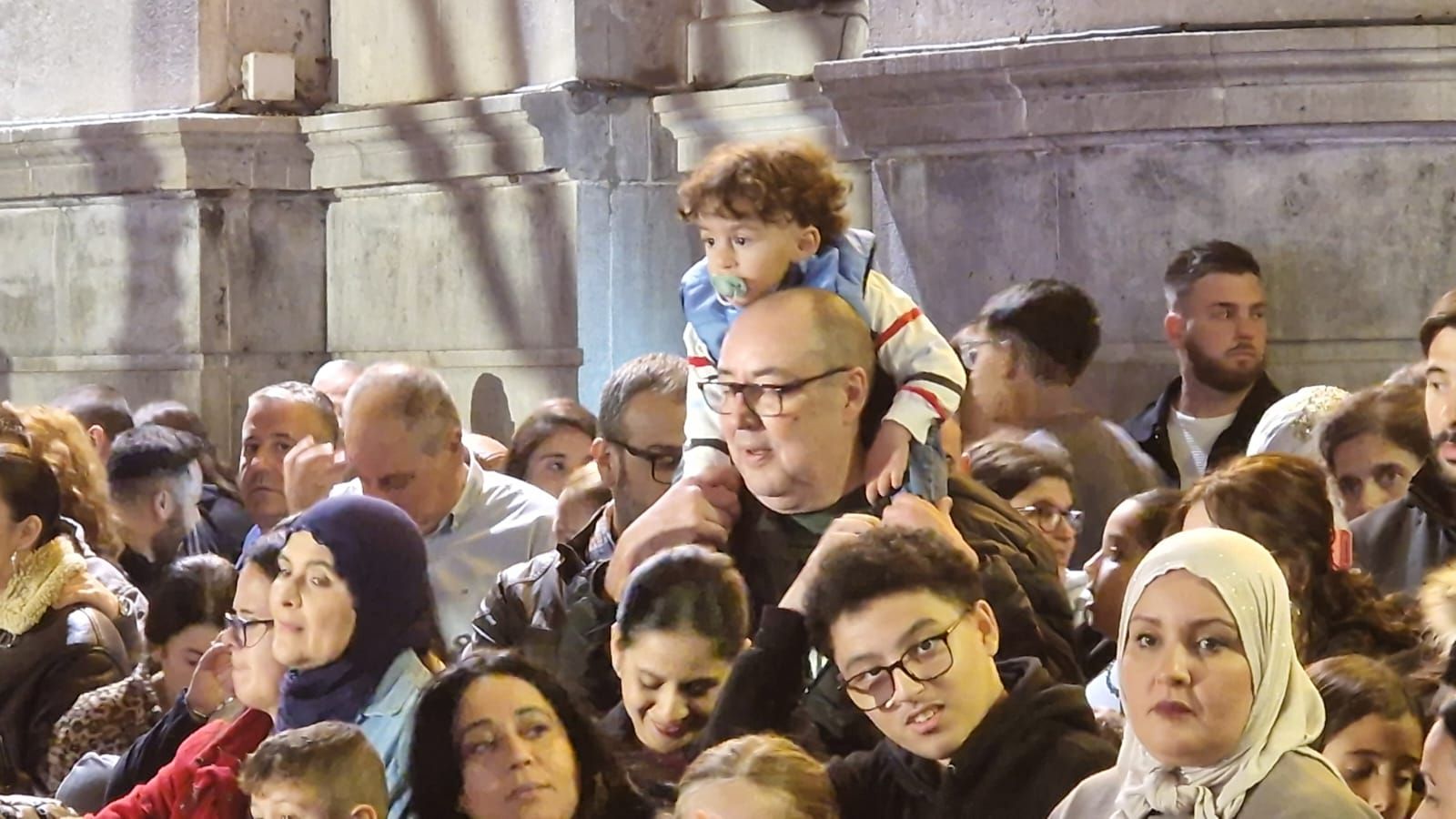Ceuta da la bienvenida a la Navidad en una noche mágica y llena de luz