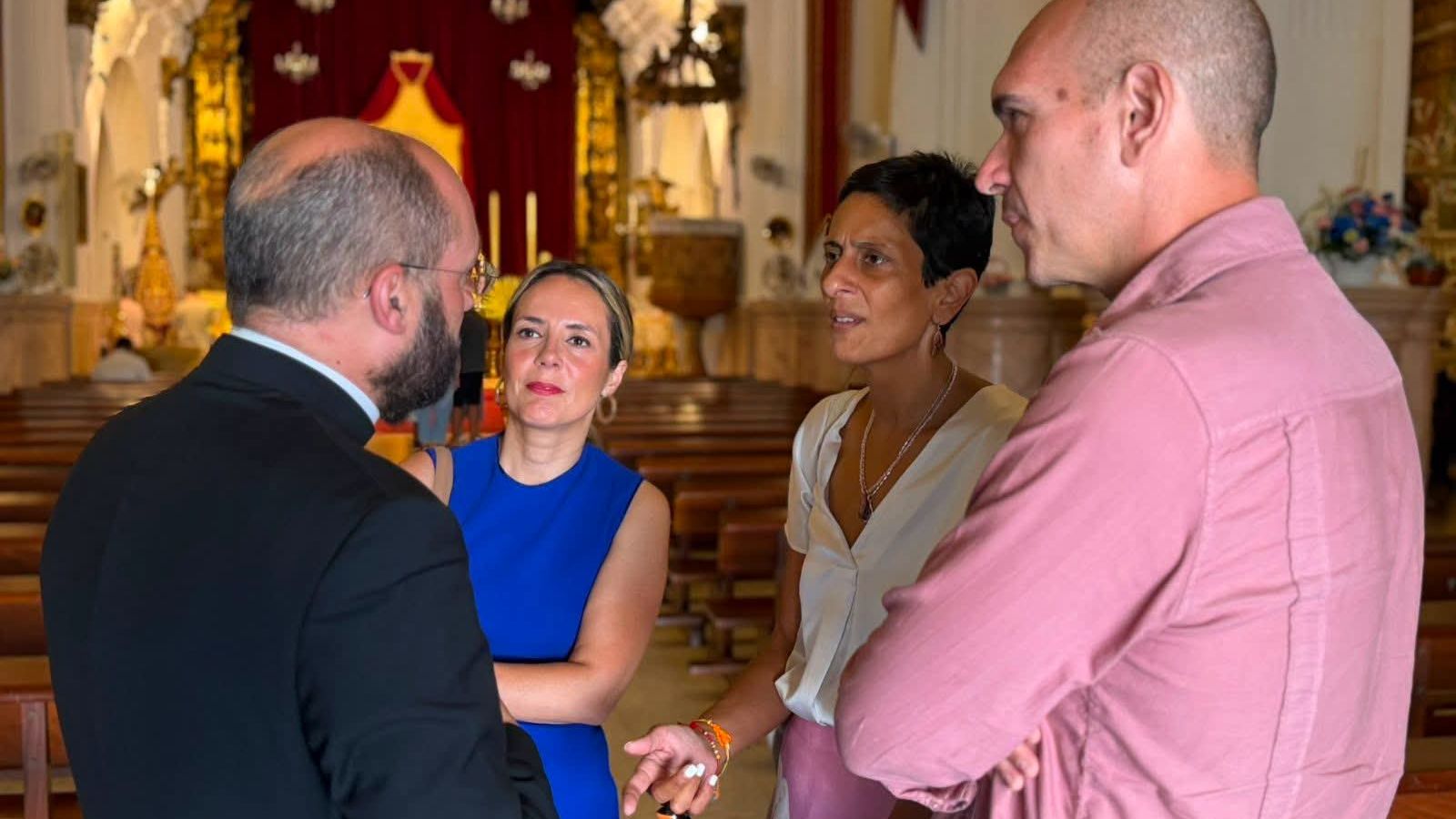 Las autoridades presentes en el besamanos conversan tras el acto