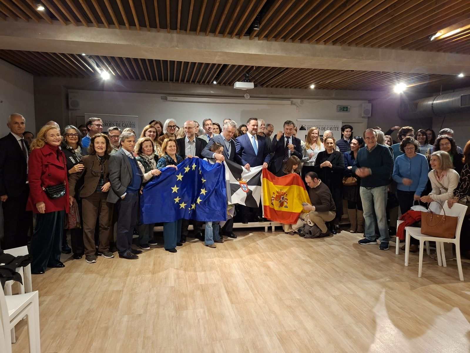 El historiador David Muñoz Arbona repasa la vinculación histórica de la ciudad con España y recuerda la crisis migratoria de julio en un encuentro que concluyó con una prolongada ovación y vítores de apoyo a Ceuta