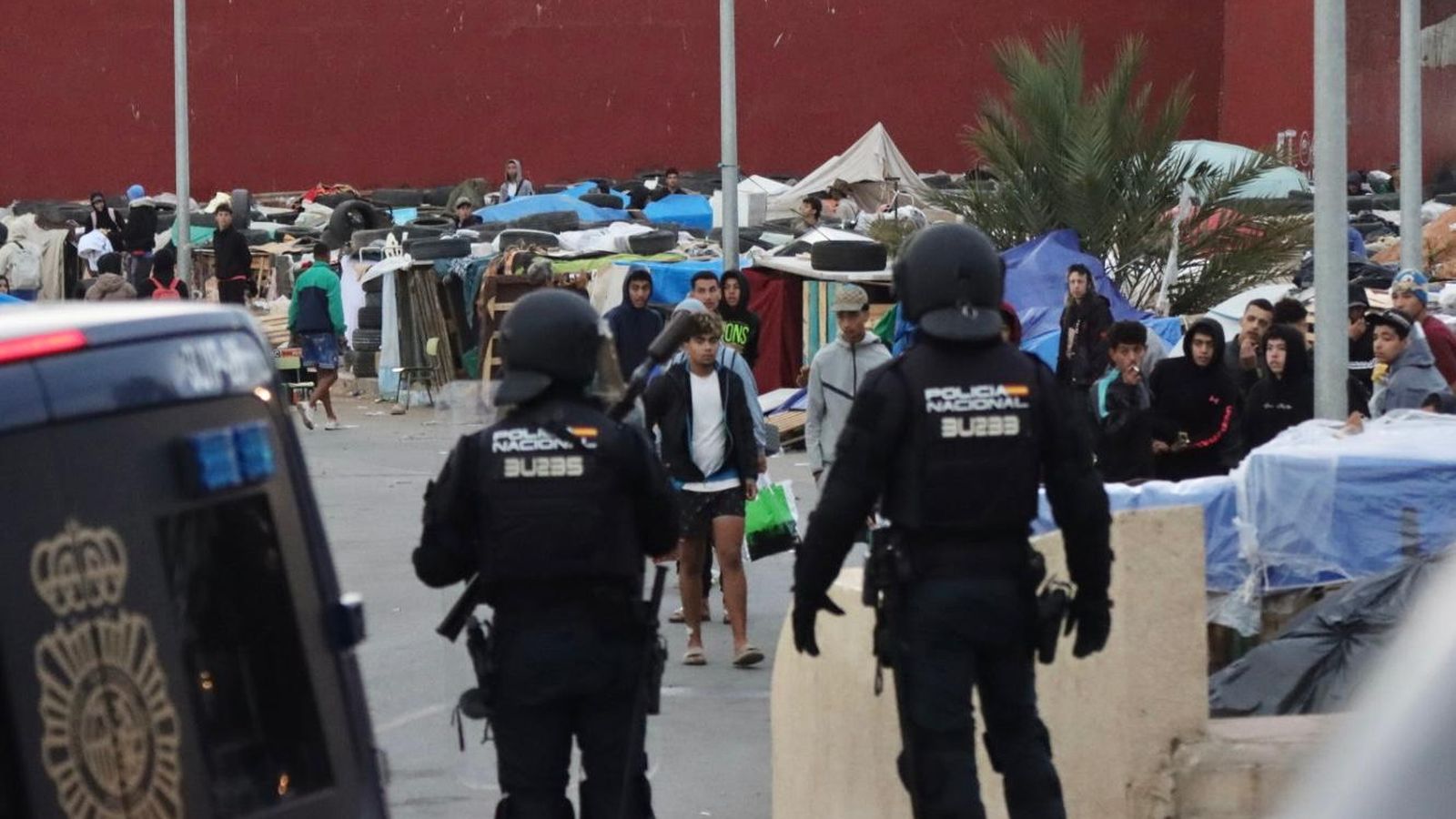 La Policía Nacional se despliega en el polígono del Tarajal para desalojar a los inmigrantes