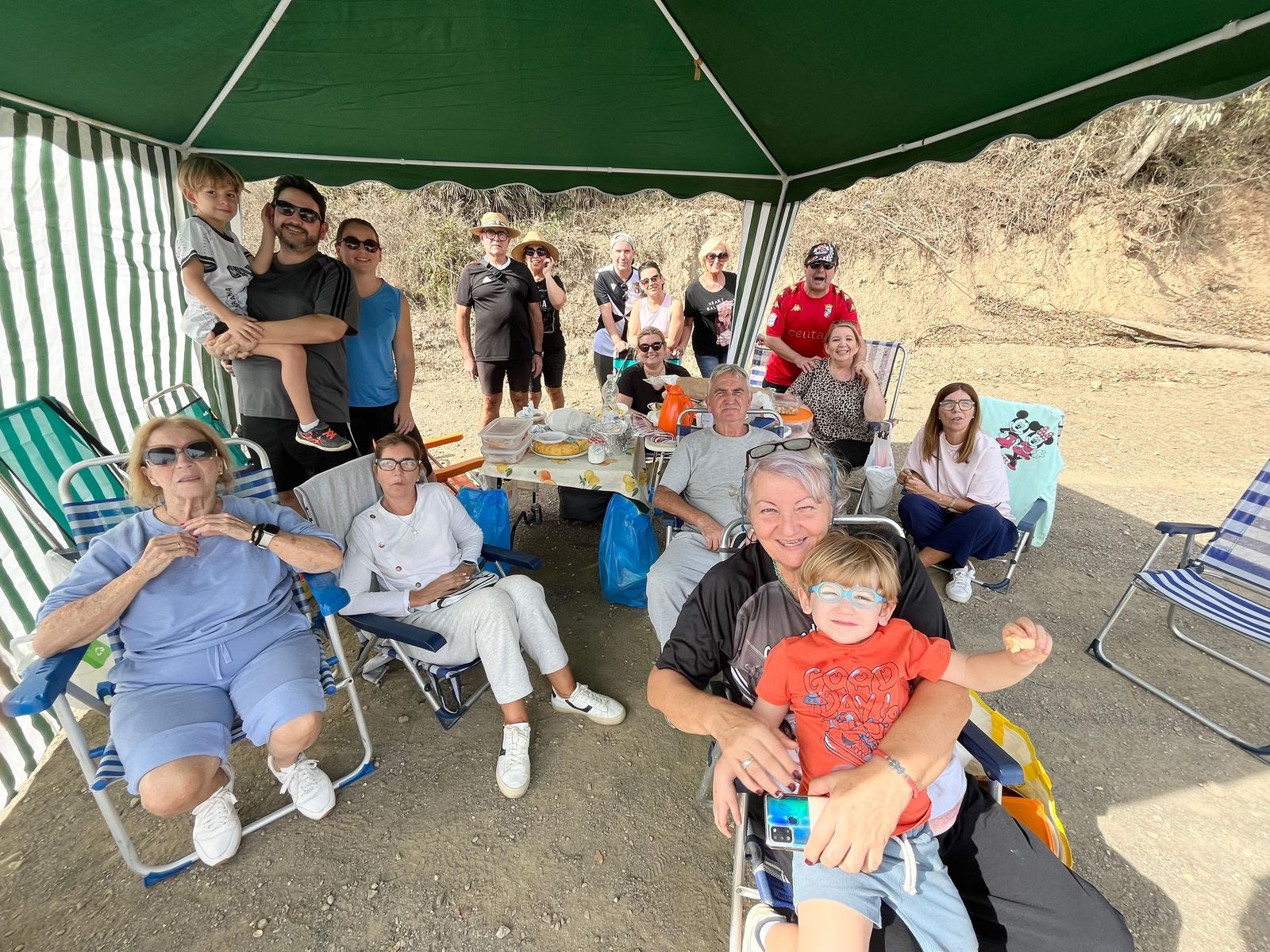 Una Mochila vivida con un ojo puesto en la preservación del entorno natural Una Mochila vivida con un ojo puesto en la preservación del entorno natural