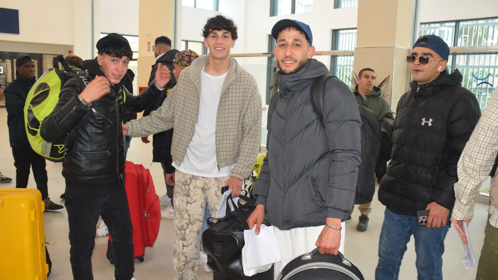 Residentes del CETI posan en la Estación Marítima, desde donde tomaron un barco hacia Algeciras