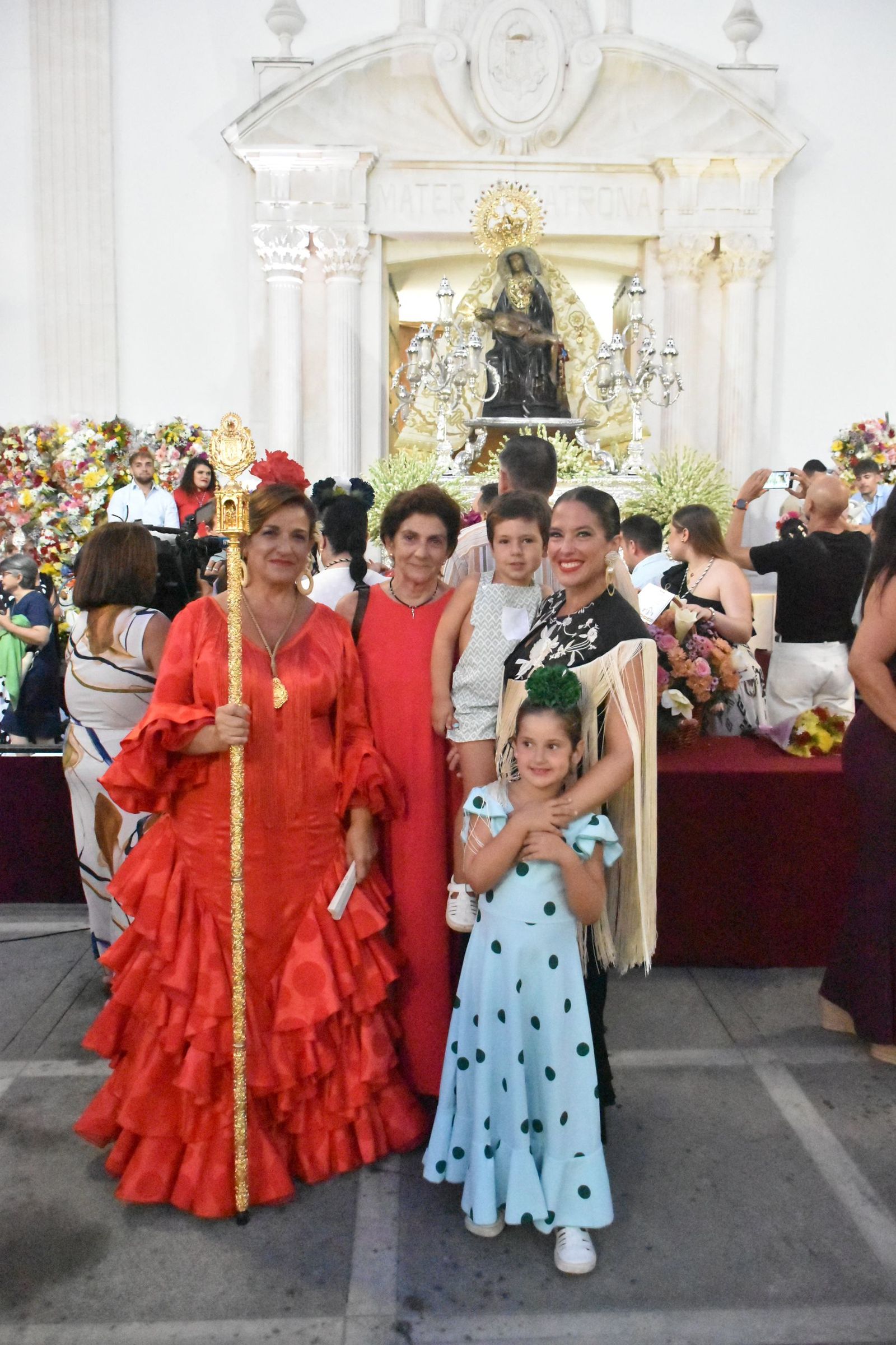 Los ceutíes vuelven a encontrarse con su Madre entre flores, esperanza y lágrimas contenidas
