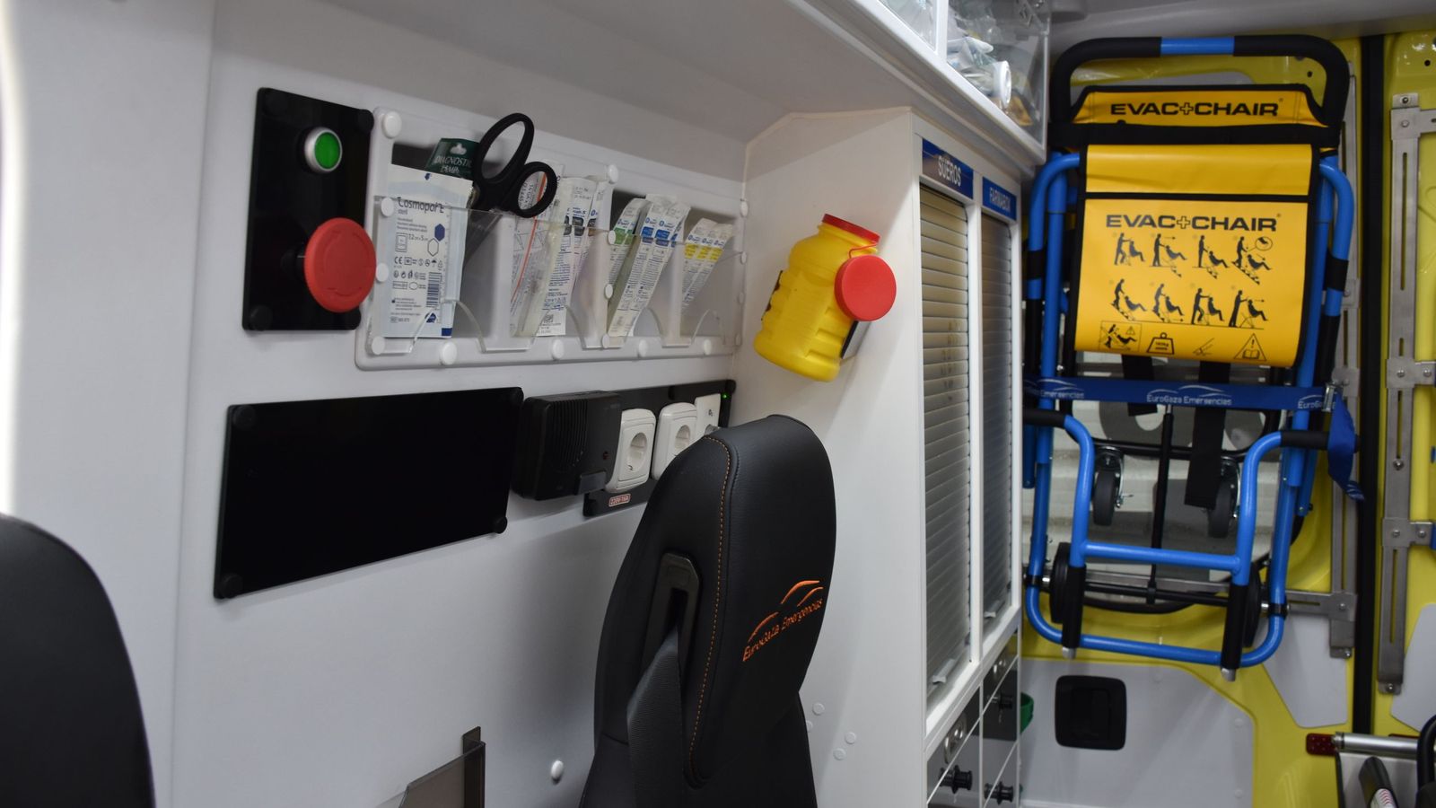 Interior de una ambulancia de soporte vital avanzado para el 061