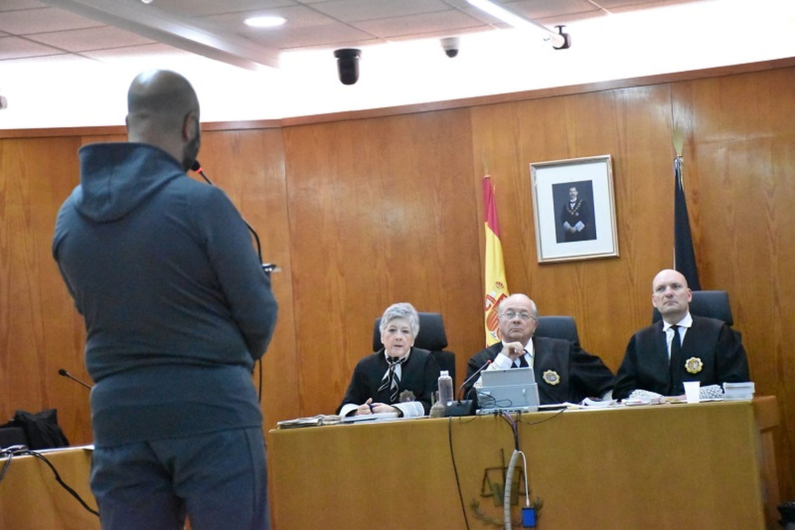 Y.A.L. frente al tribunal. / FOTO NICOL'S