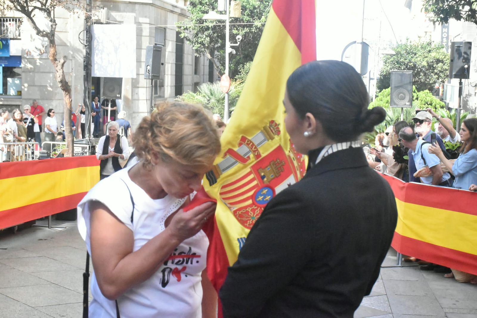 Multitud de ceutíes juran bandera de manera simbólica para mostrar su pertenencia a España