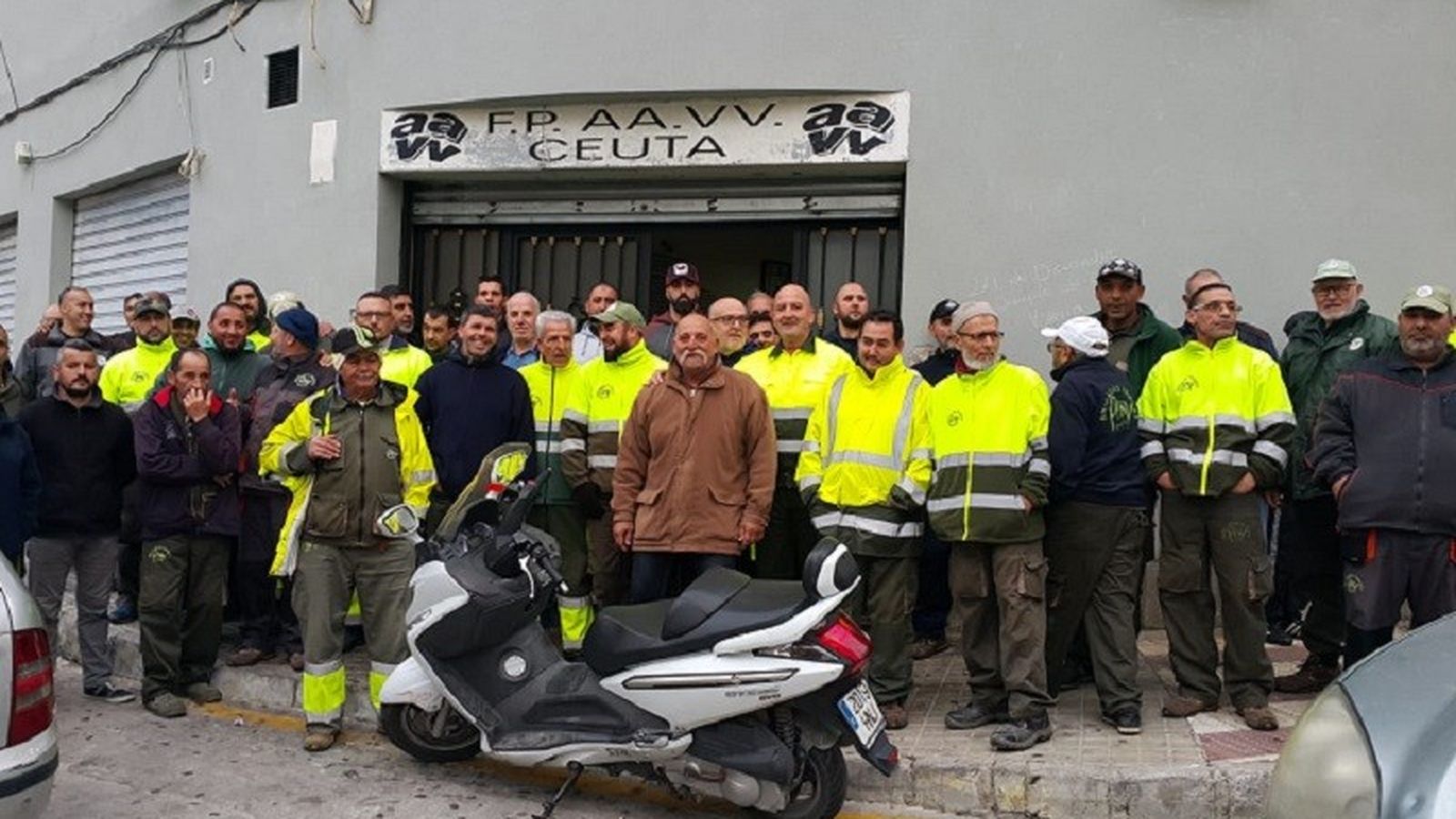 Trabajadores de Brigadas Verdes, ante las puertas de la sede de la FPAV