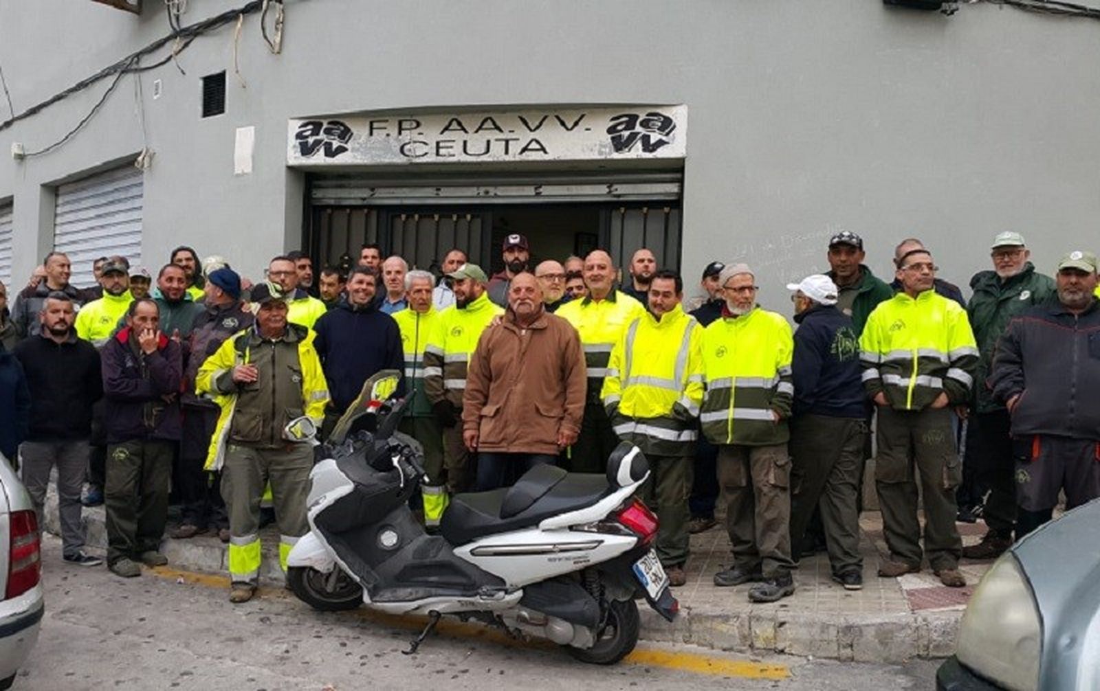 Trabajadores de Brigadas Verdes, ante las puertas de la sede de la FPAV/FOTO EL PUEBLO