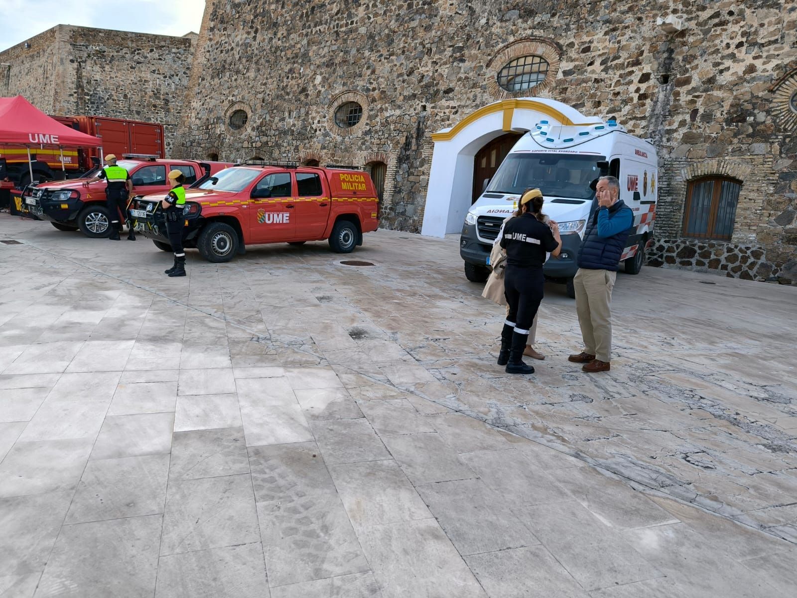 La UME expone sus medios en las Murallas Reales